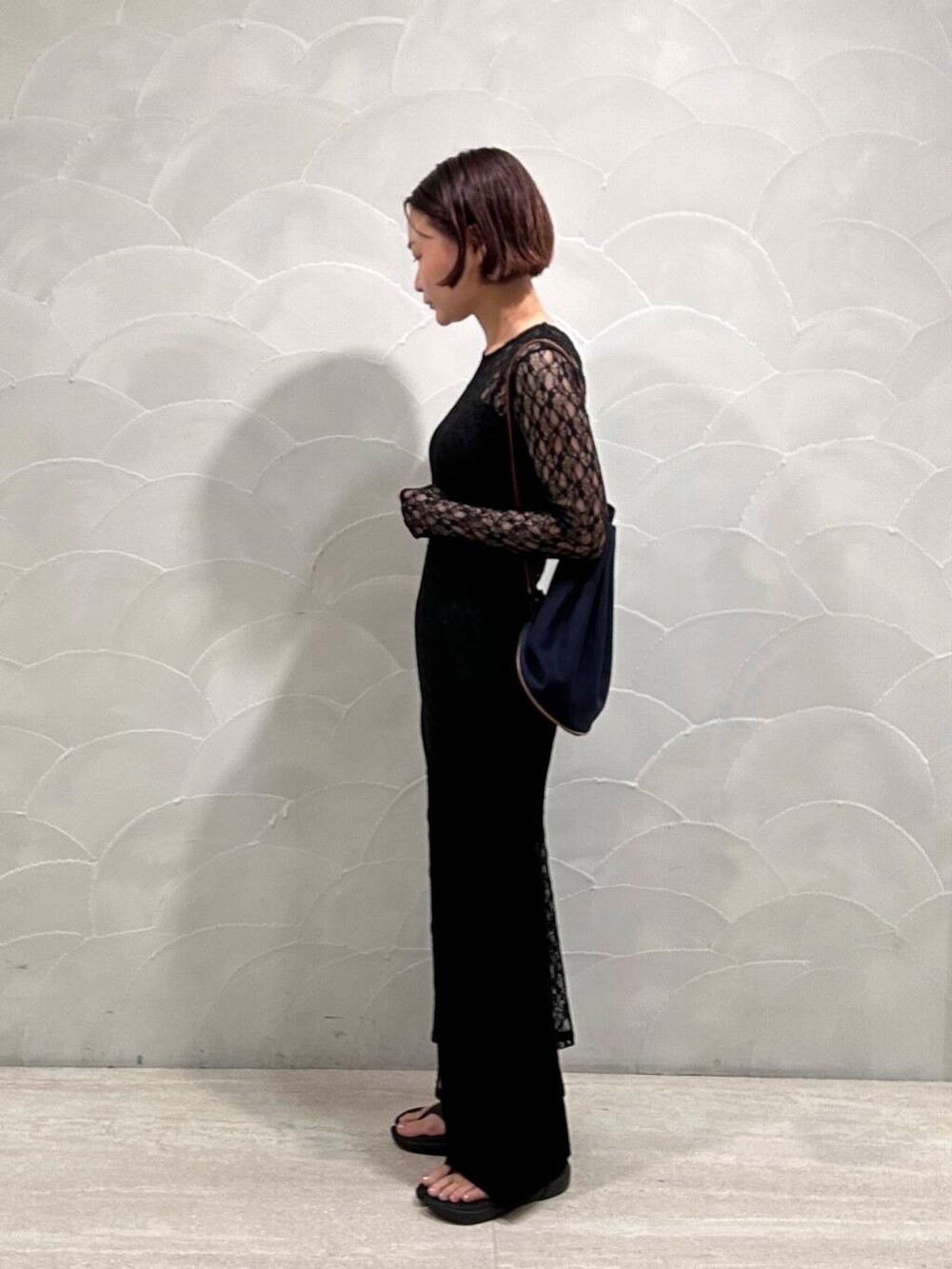 ブラック系のサンダル、ブラック系のワンピース、ブラック系のその他パンツを着用したレディースの夏コーディネートの2枚目の写真