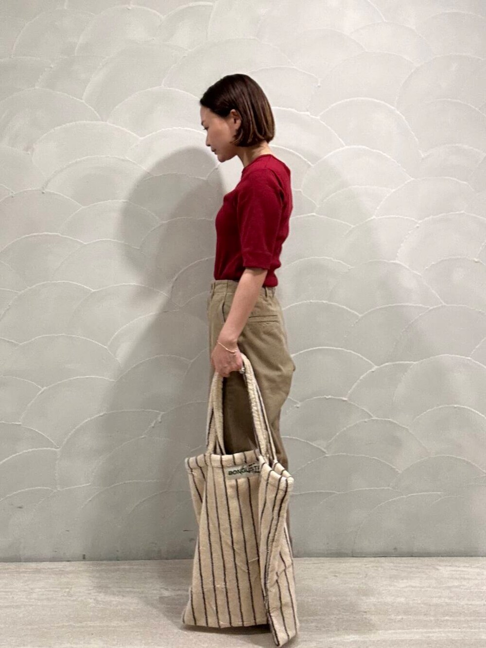 ベージュ系のバレエシューズ、レッド系のTシャツ/カットソーを着用したレディースの夏コーディネートの2枚目の写真