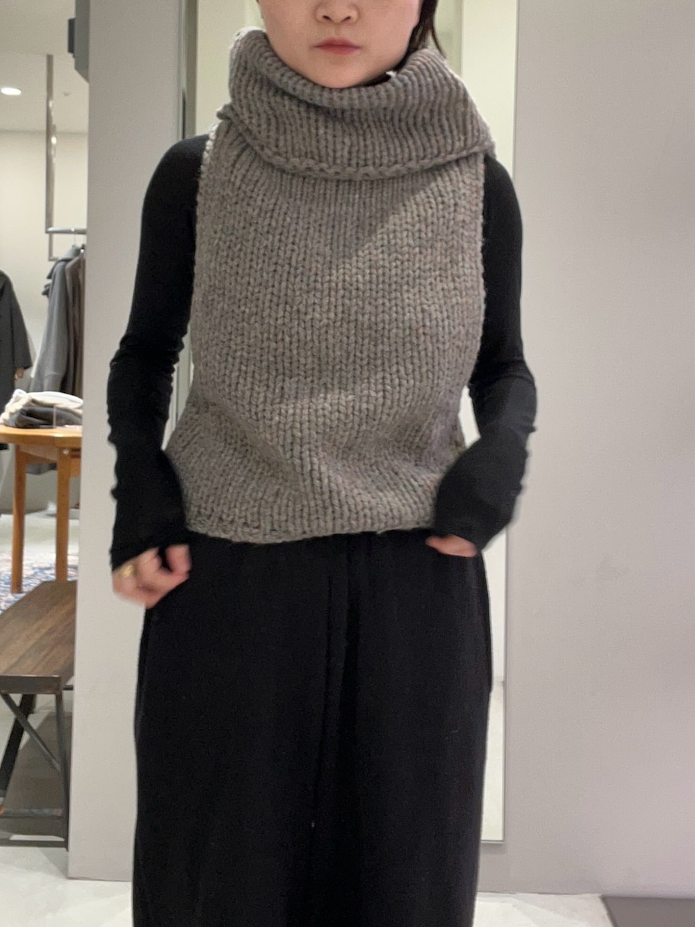 ブラック系のその他パンツ、グレー系のベスト、イエロー系のその他シューズを着用したレディースの秋コーディネートの3枚目の写真