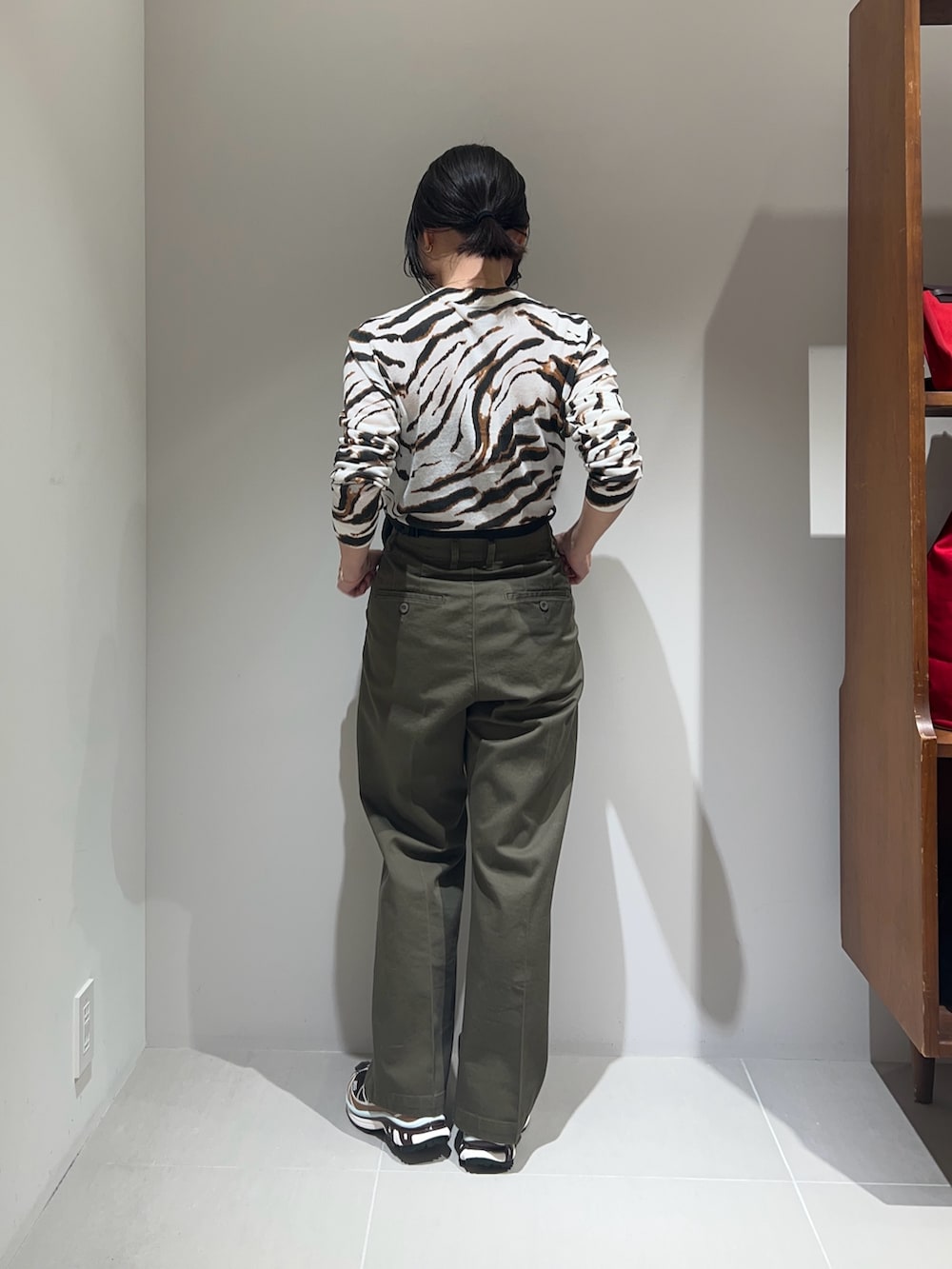 グリーン系のその他パンツ、その他のカーディガン/ボレロ、ブラック系のボディバッグ/ウエストポーチを着用したレディースの夏コーディネートの2枚目の写真