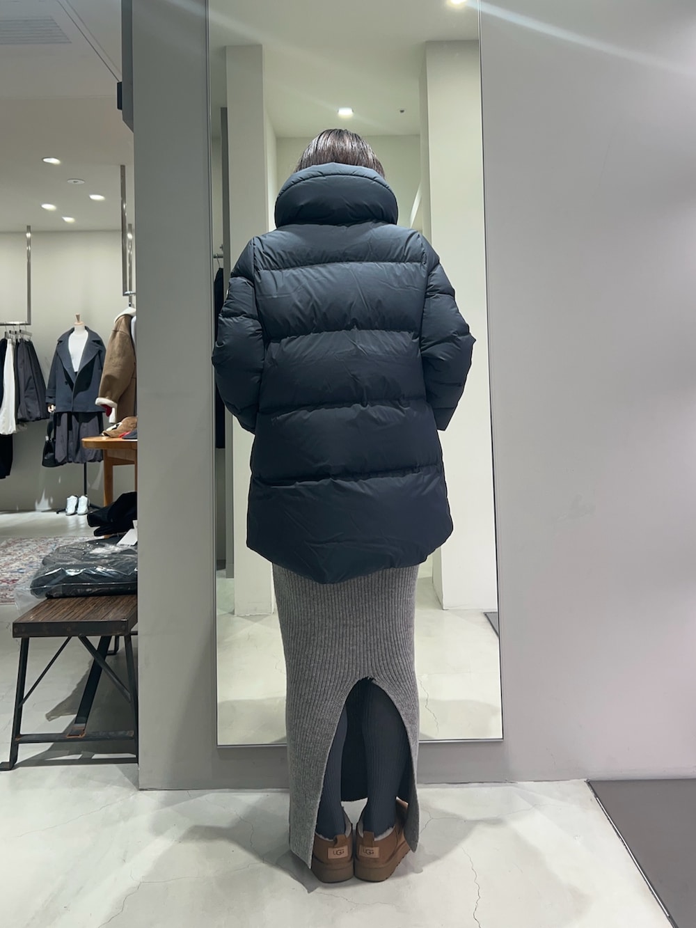 グレー系のダウンジャケット/コート、イエロー系のその他シューズを着用したレディースの冬コーディネートの3枚目の写真