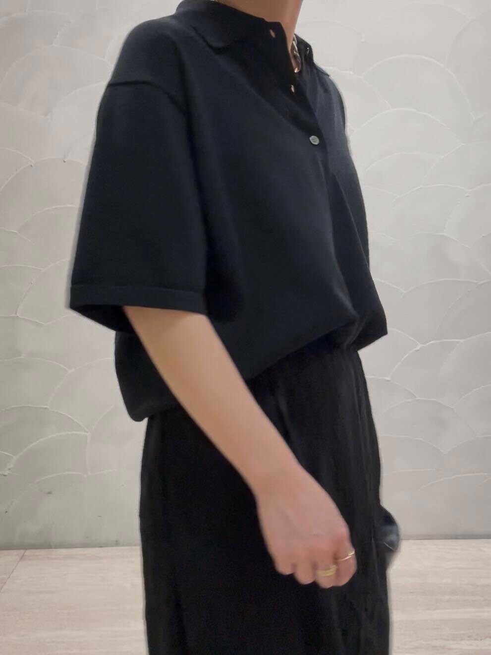 ホワイト系のパンプス、ブラック系のスカート、ブラック系のニット/セーターを着用したレディースの夏コーディネートの4枚目の写真