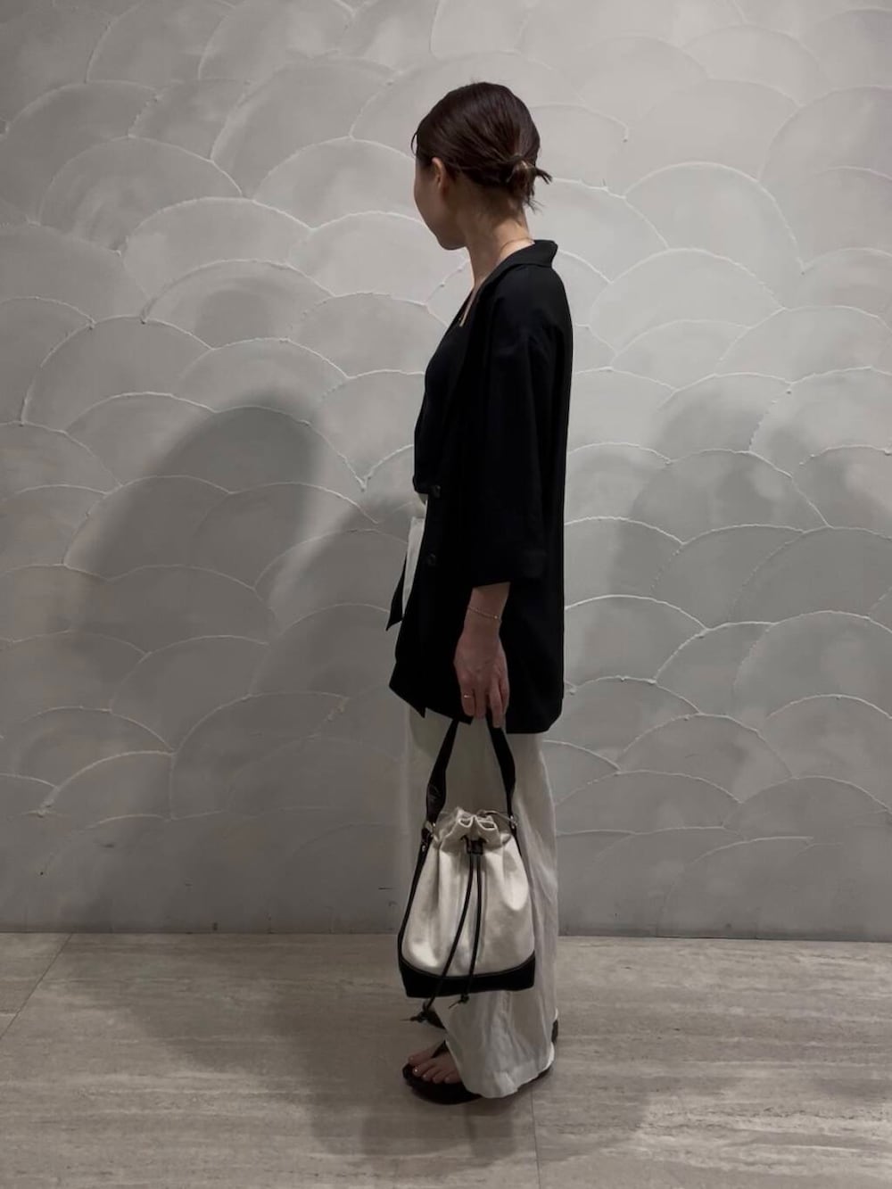 ホワイト系のその他パンツ、ブラック系のサンダル、ブラック系のその他アウターを着用したレディースの夏コーディネートの2枚目の写真