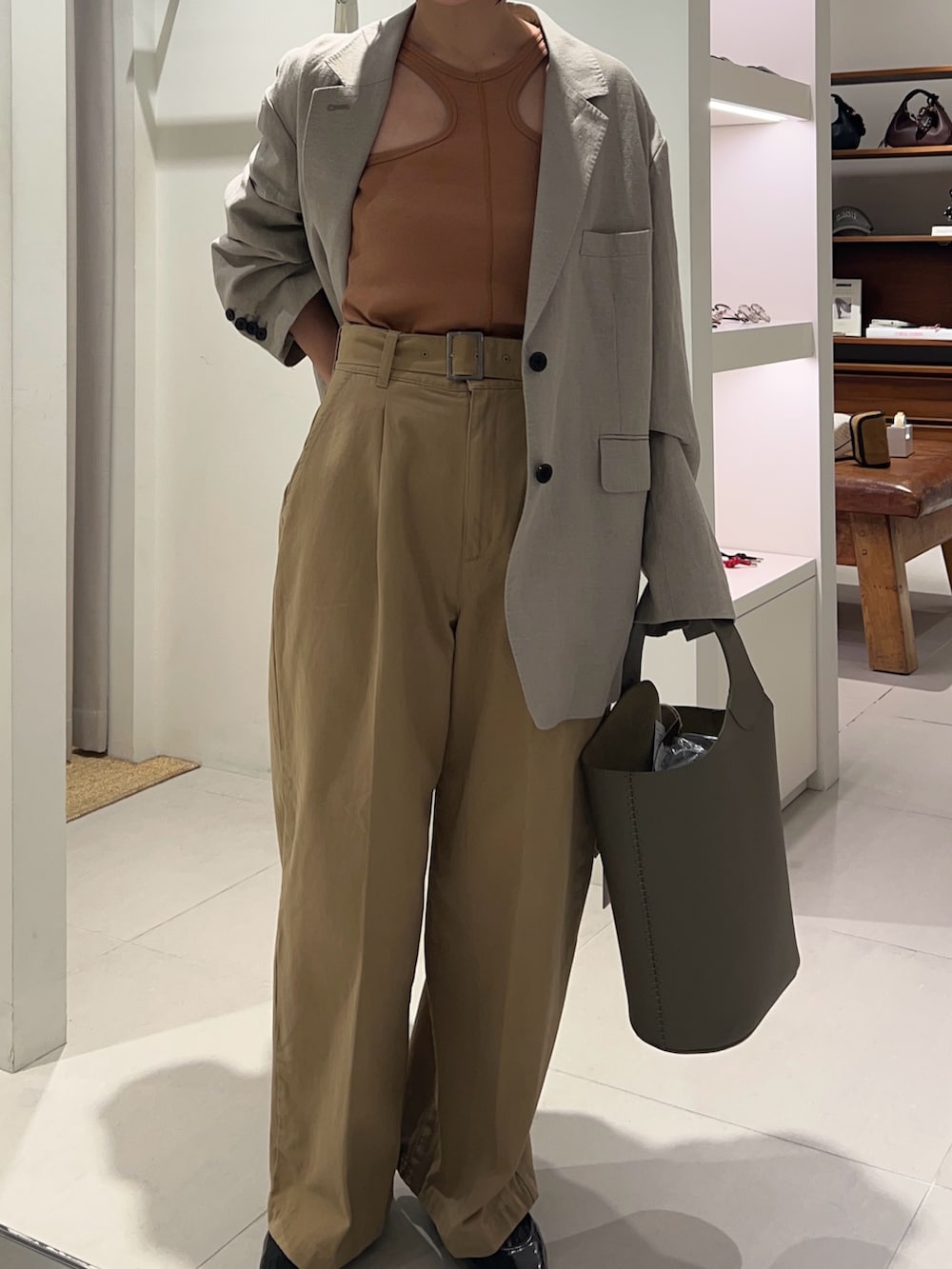 ベージュ系のその他パンツ、オレンジ系のタンクトップ、ブラック系のパンプスを着用したレディースの冬コーディネートの2枚目の写真