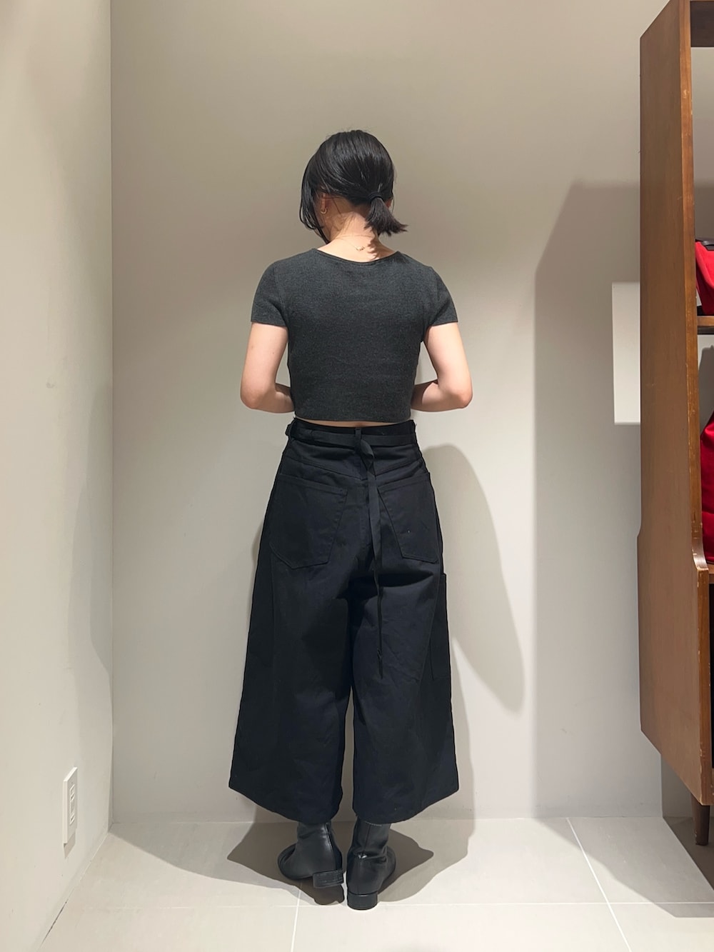 ブラック系のその他パンツ、グレー系のニット/セーター、ブラック系のボディバッグ/ウエストポーチを着用したレディースの夏コーディネートの2枚目の写真