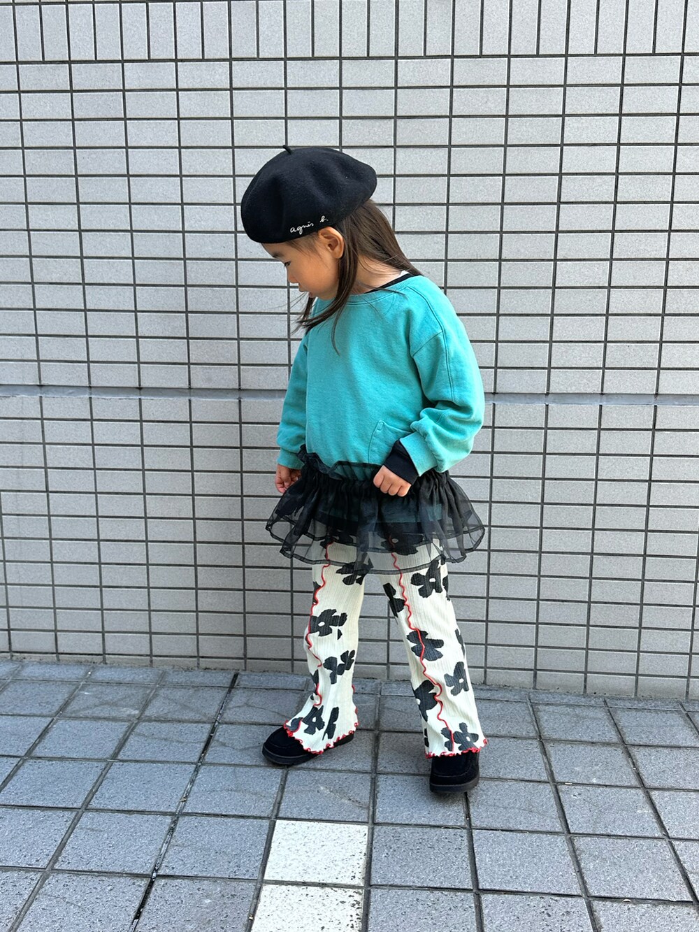 「バースデーのアイテム（ジャケット/アウター、ブラック系）」を使った、Hannahさん（キッズ・100cm）の冬コーディネートの2枚目の写真