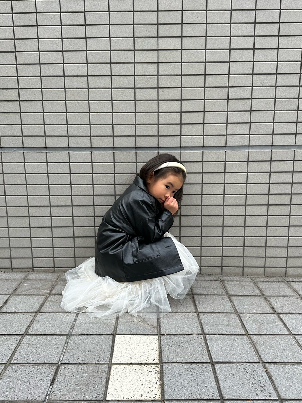 「riziereのチュール切り替えドレスワンピース（ワンピース、ホワイト系）」を使った、Hannahさん（キッズ・100cm）の冬コーディネートの2枚目の写真