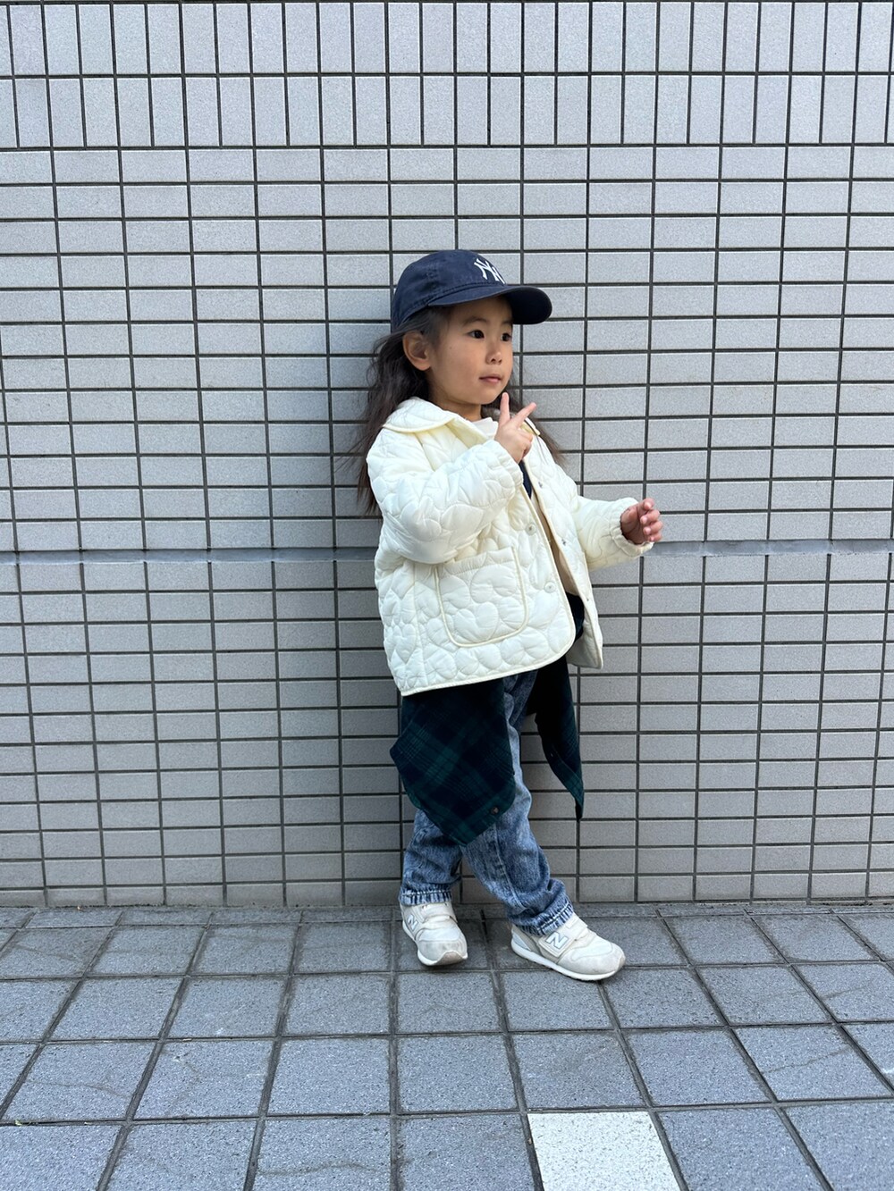 ブルー系のデニムパンツ、グリーン系のシャツ/ブラウス、ホワイト系のスウェットを着用したキッズの冬コーディネートの2枚目の写真