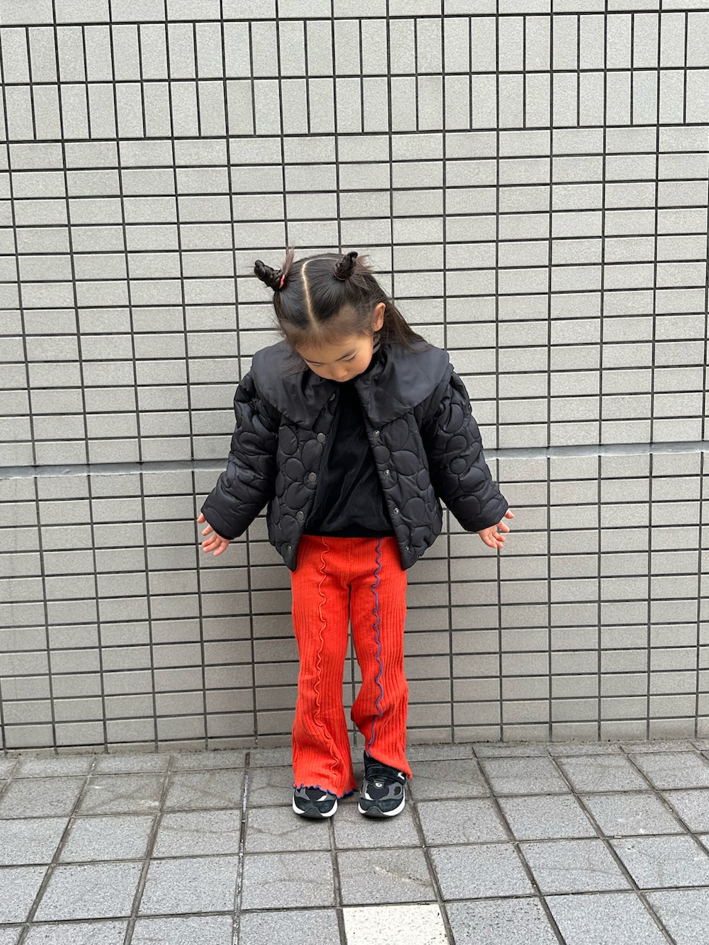 「HOGAN RANCH WEARのアイテム（パンツ、オレンジ系）」を使った、Hannahさん（キッズ・100cm）の冬コーディネートの2枚目の写真