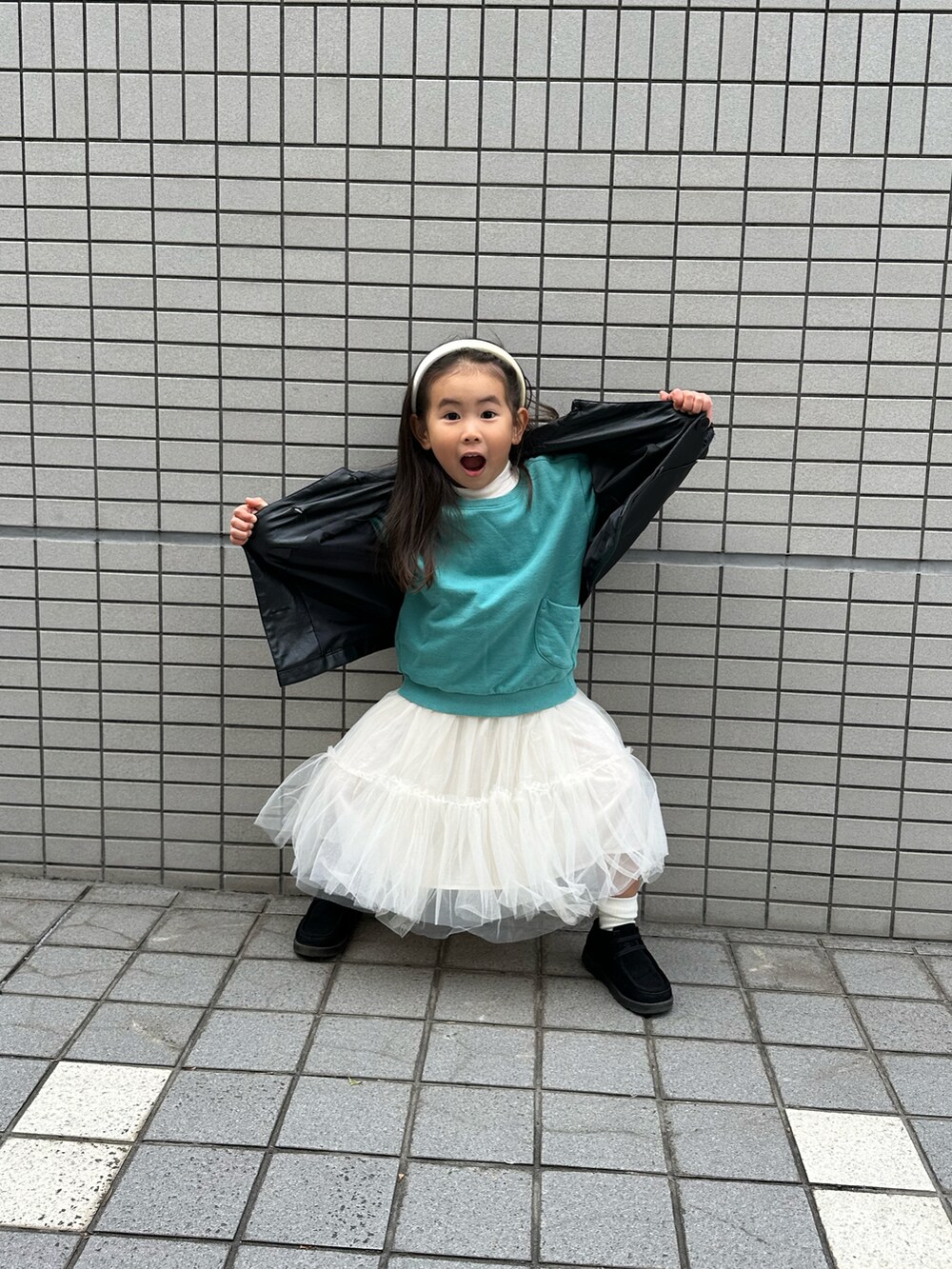 「riziereのチュール切り替えドレスワンピース（ワンピース、ホワイト系）」を使った、Hannahさん（キッズ・100cm）の冬コーディネートの3枚目の写真
