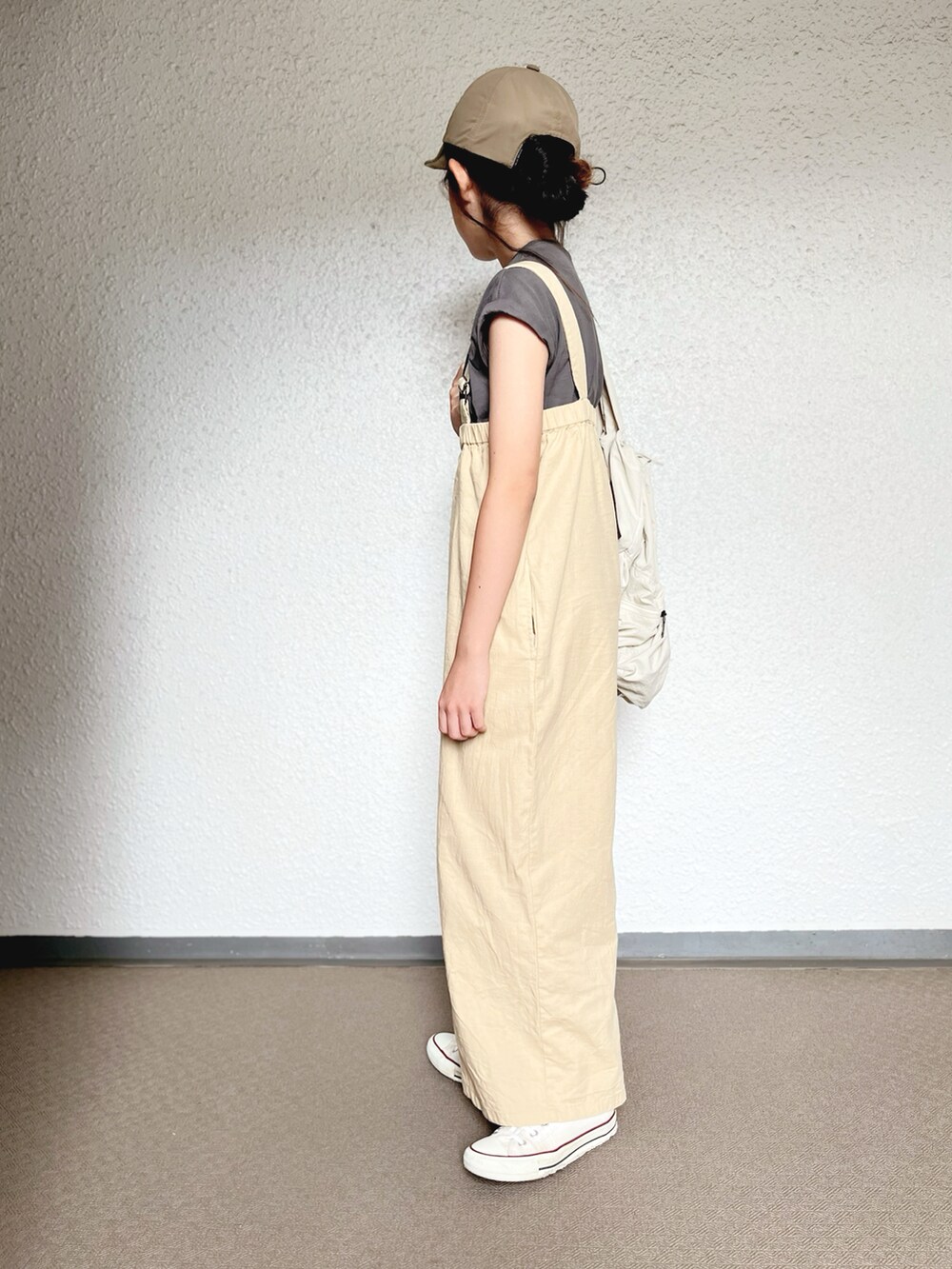 ホワイト系のバックパック/リュック、グレー系のTシャツ/カットソー、ホワイト系のスニーカーを着用したキッズの秋コーディネートの2枚目の写真