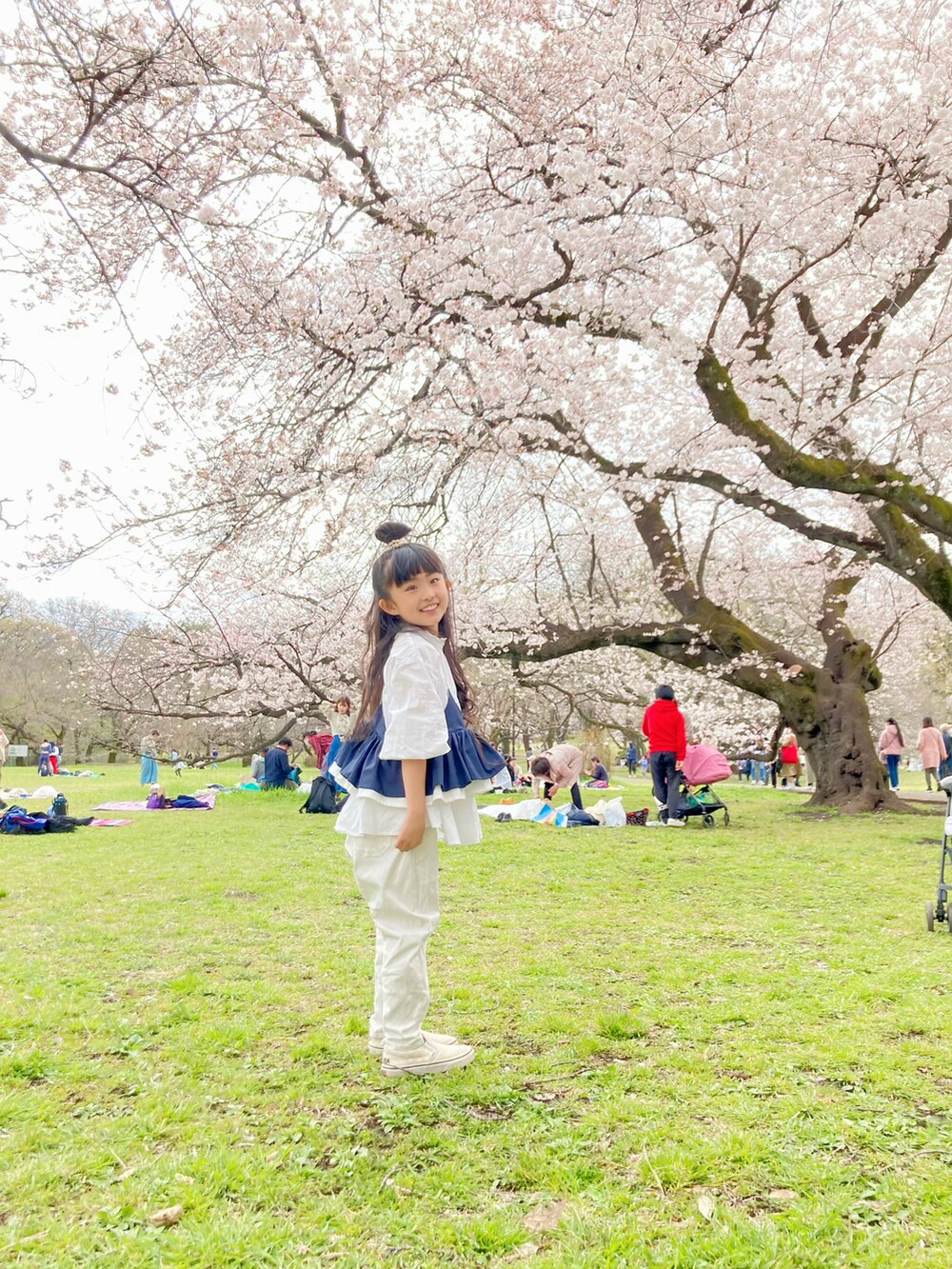 ホワイト系のシャツ/ブラウス、ホワイト系のその他パンツ、ホワイト系のスリッポンを着用したキッズの春コーディネートの2枚目の写真