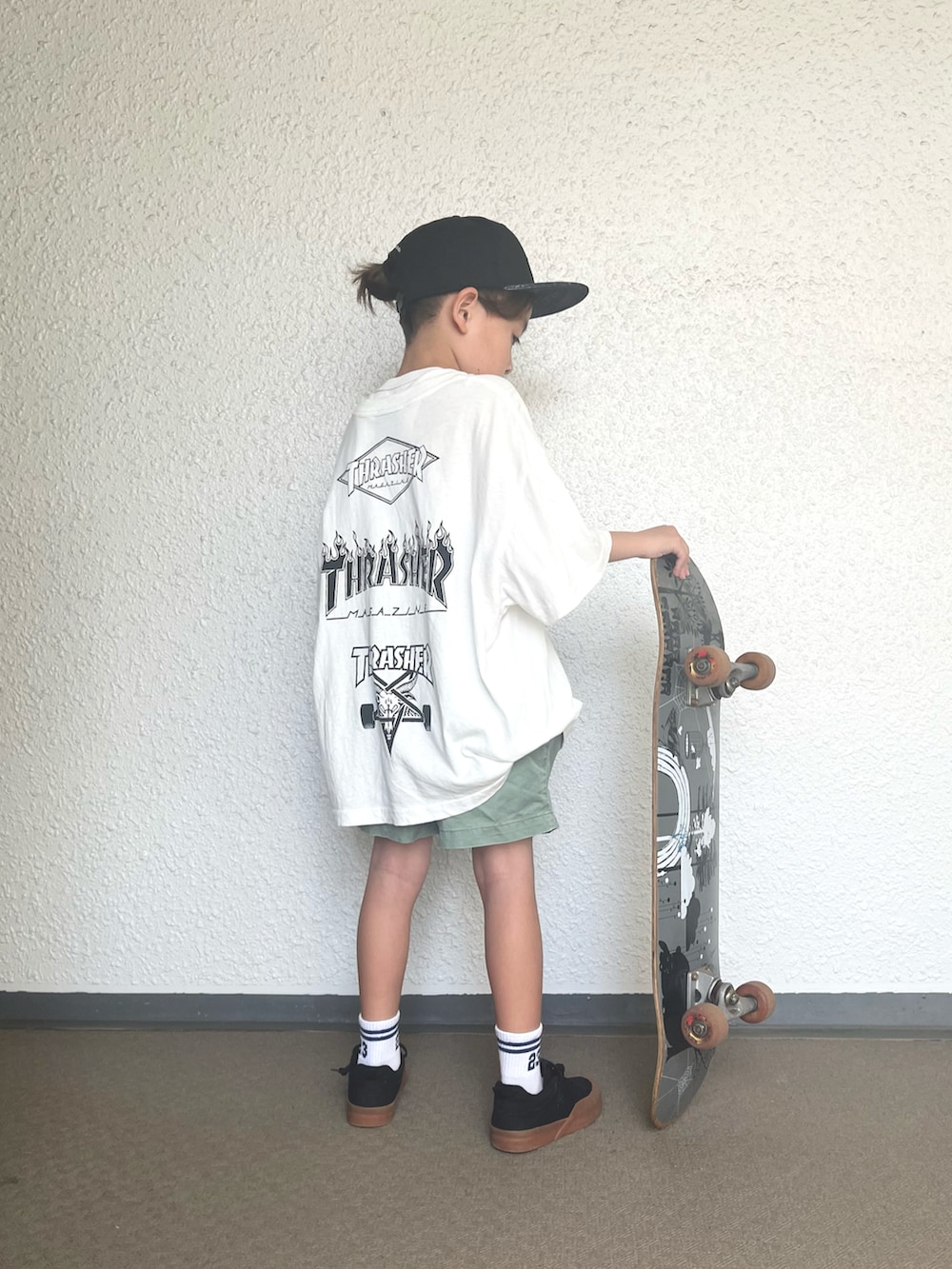 ホワイト系のTシャツ/カットソー、グリーン系のその他パンツ、ブラック系のスニーカーを着用したキッズの秋コーディネートの3枚目の写真