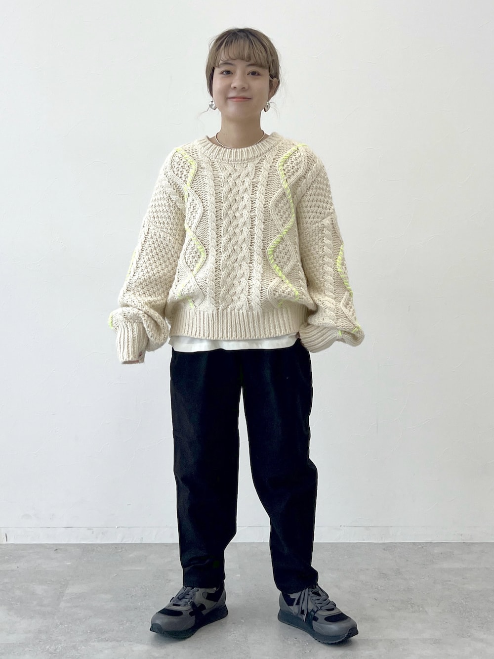 ブラック系のスニーカー、ブラック系のその他パンツ、ベージュ系のニット/セーターを着用したレディースの秋コーディネートの3枚目の写真