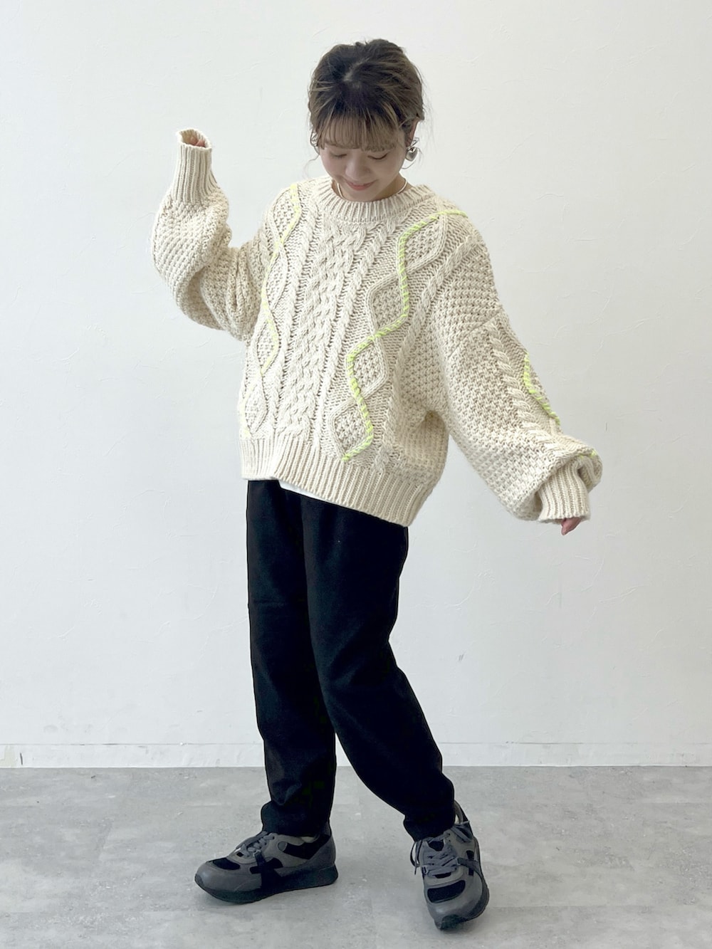 ブラック系のスニーカー、ブラック系のその他パンツ、ベージュ系のニット/セーターを着用したレディースの秋コーディネートの4枚目の写真