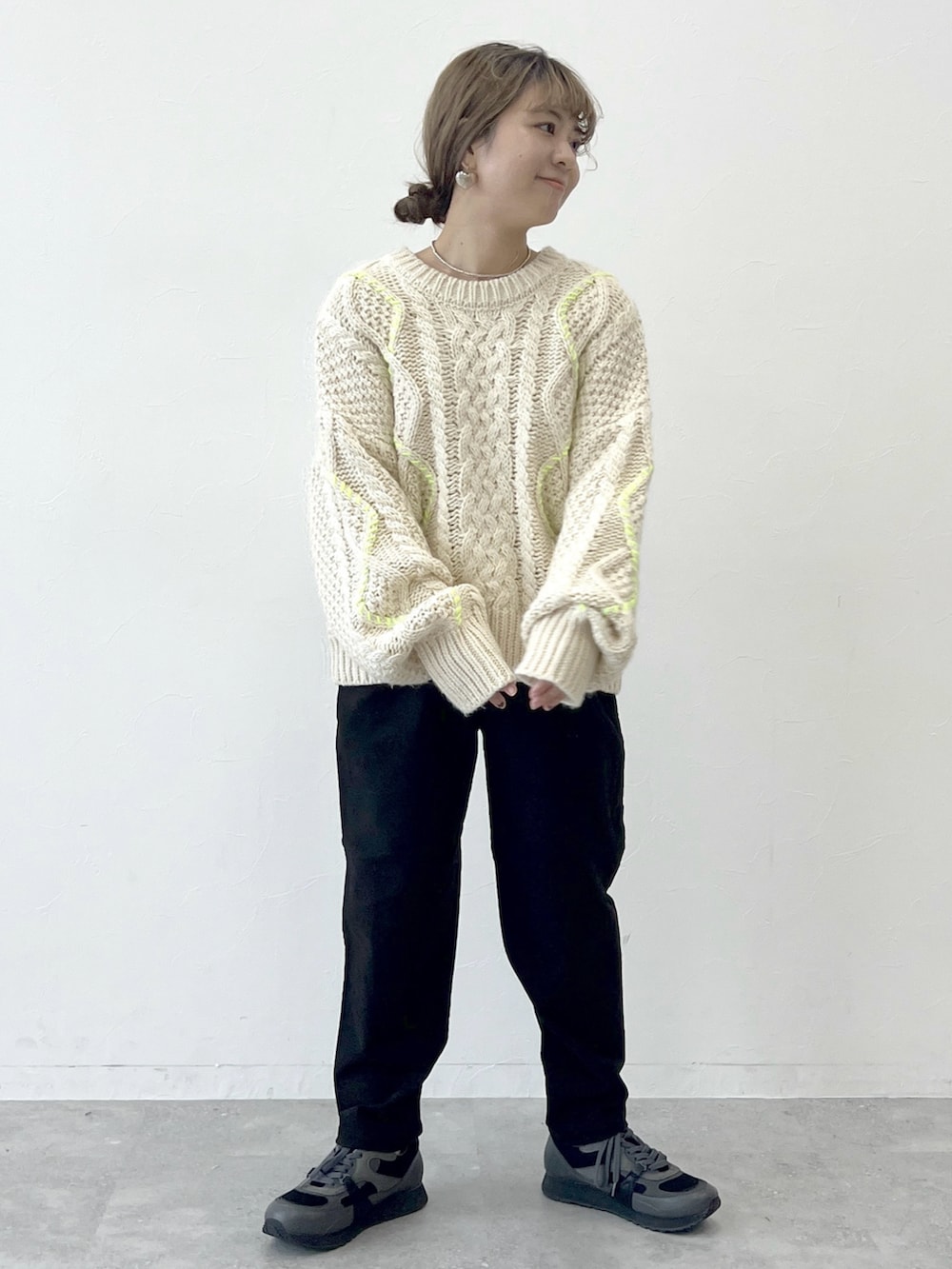 ブラック系のスニーカー、ブラック系のその他パンツ、ベージュ系のニット/セーターを着用したレディースの秋コーディネートの5枚目の写真