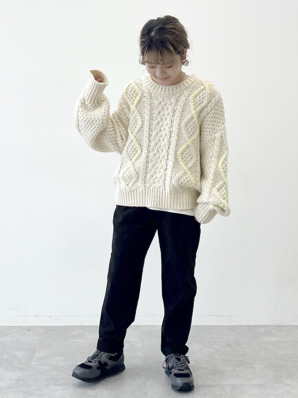 ブラック系のスニーカー、ブラック系のその他パンツ、ベージュ系のニット/セーターを着用したレディースの秋コーディネートの2枚目の写真