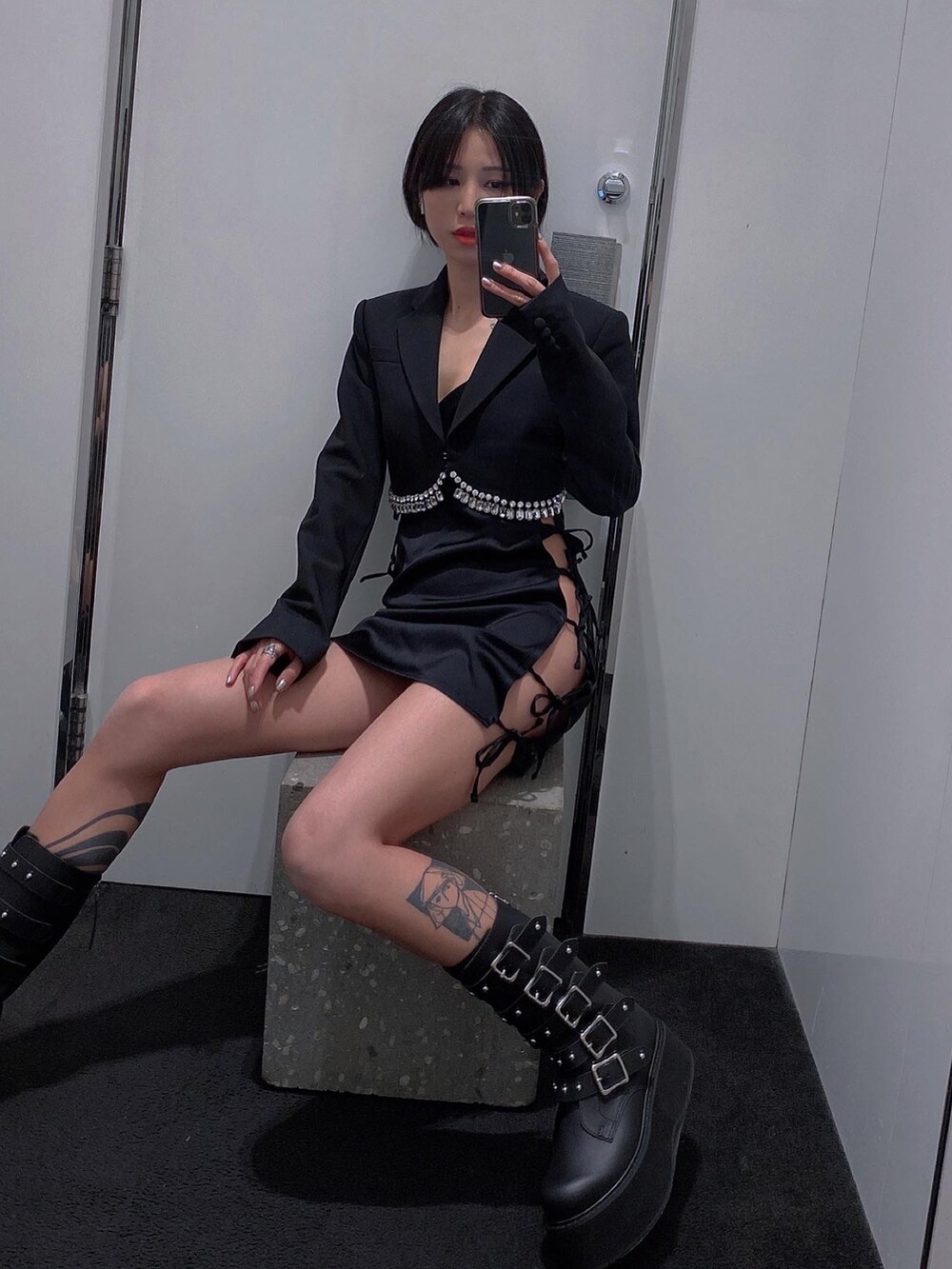 ブラック系のワンピース/ドレス、ブラック系のフォーマルスーツ/小物、ブラック系のシューズを着用したレディースの冬コーディネートの3枚目の写真