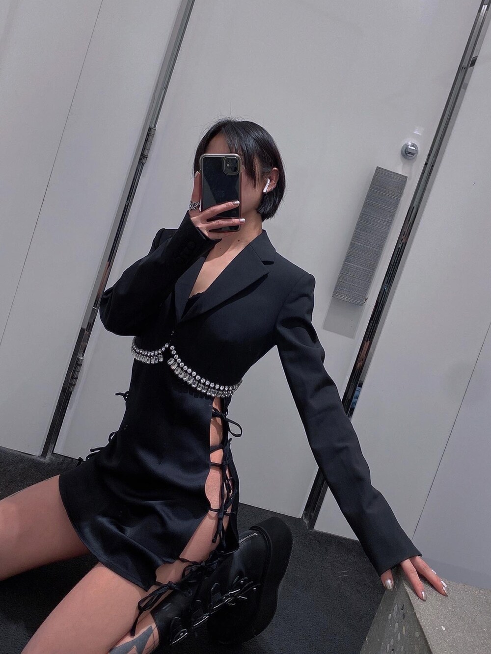 ブラック系のワンピース/ドレス、ブラック系のフォーマルスーツ/小物、ブラック系のシューズを着用したレディースの冬コーディネートの2枚目の写真