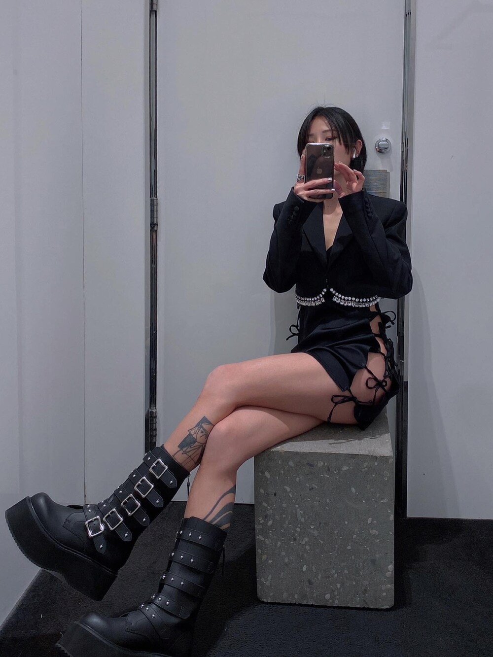 ブラック系のワンピース/ドレス、ブラック系のフォーマルスーツ/小物、ブラック系のシューズを着用したレディースの冬コーディネートの4枚目の写真