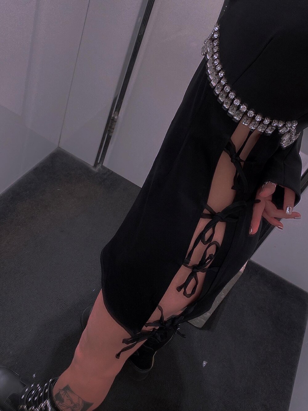 ブラック系のワンピース/ドレス、ブラック系のフォーマルスーツ/小物、ブラック系のシューズを着用したレディースの冬コーディネートの5枚目の写真