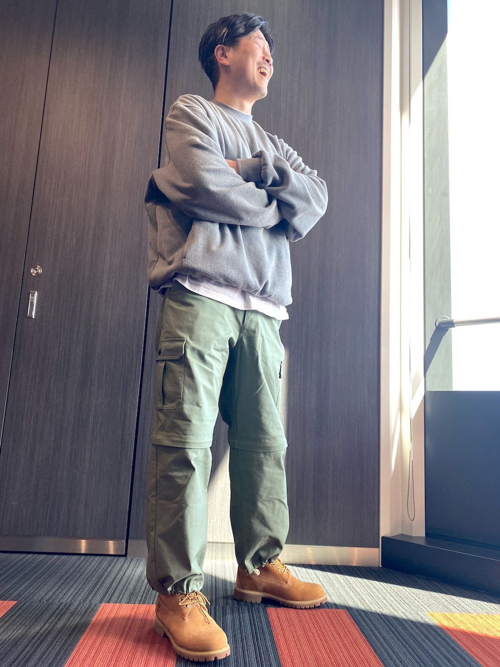 ベージュ系のブーツ、グリーン系のカーゴパンツを着用したメンズの冬コーディネートの2枚目の写真