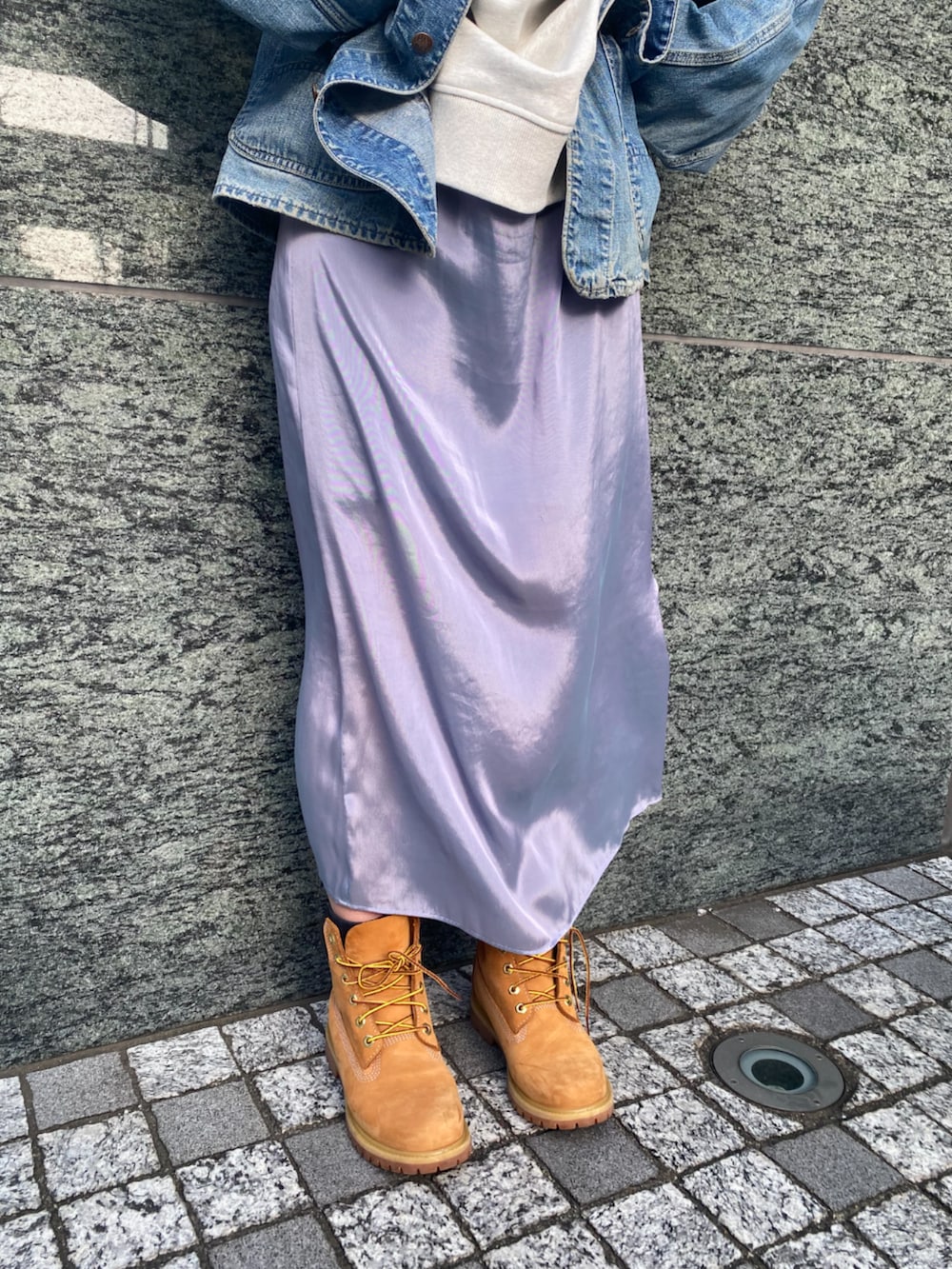 ベージュ系のブーツ、ホワイト系のスウェットを着用したレディースの春コーディネートの2枚目の写真