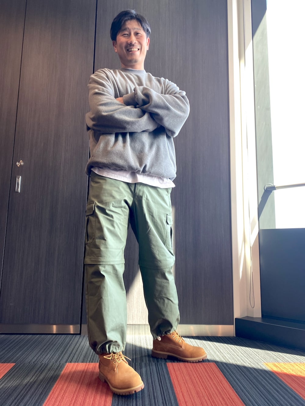 ベージュ系のブーツ、グリーン系のカーゴパンツを着用したメンズの冬コーディネートの3枚目の写真