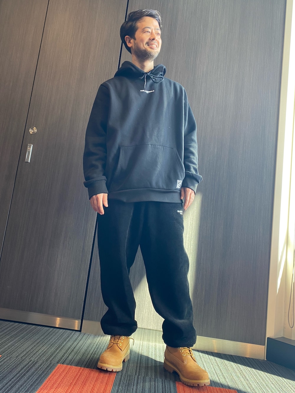 ベージュ系のブーツを着用したメンズの冬コーディネートの2枚目の写真