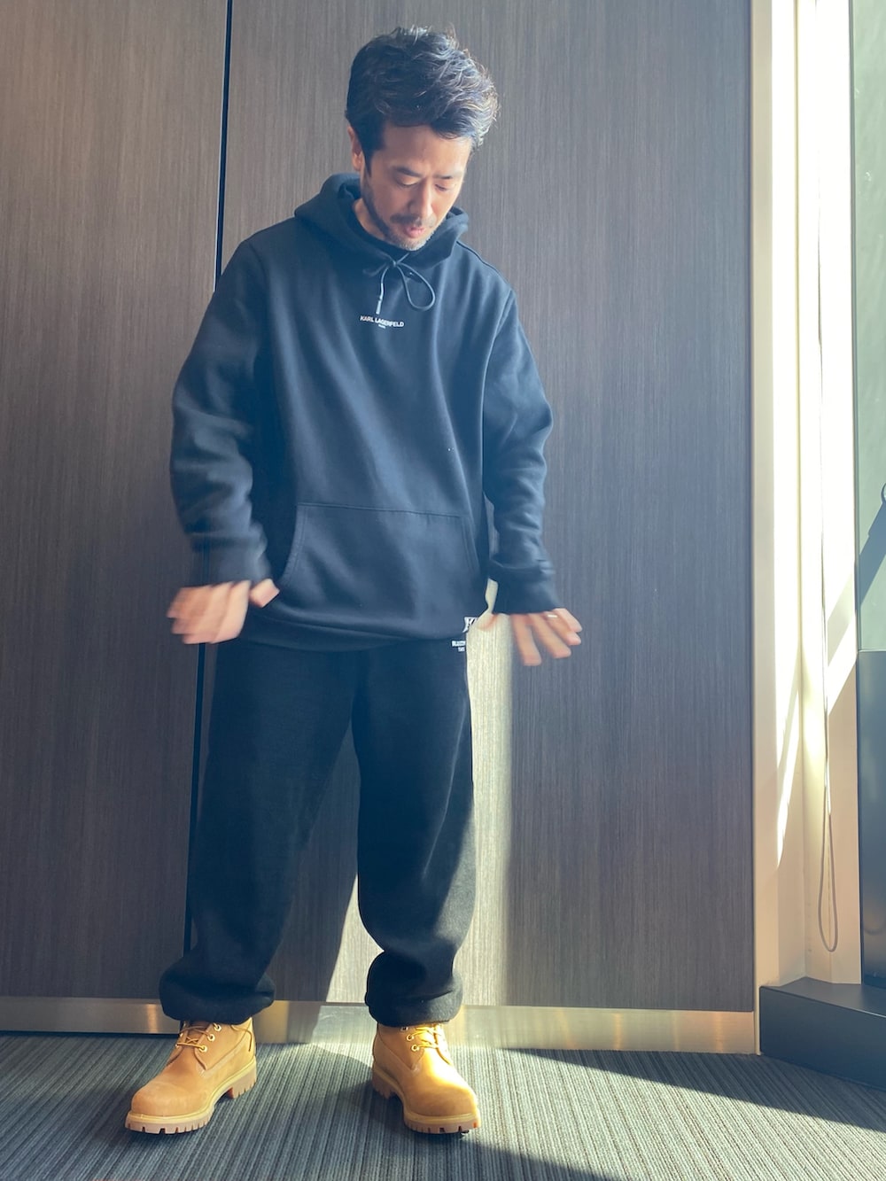 ベージュ系のブーツを着用したメンズの冬コーディネートの3枚目の写真