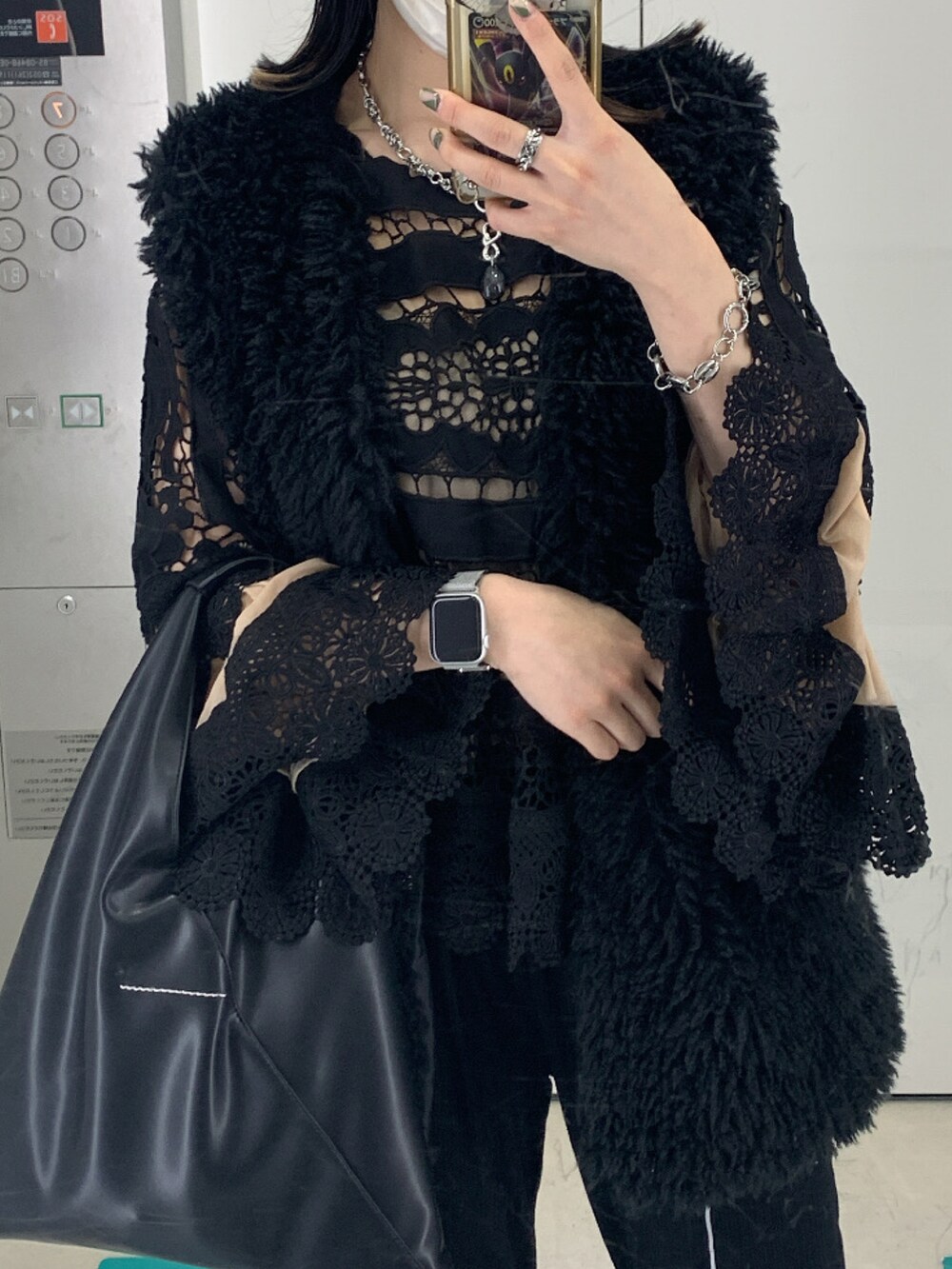 ブラック系のトップス、ブラック系のベスト、ブラック系のパンツを着用したレディースの秋コーディネートの2枚目の写真