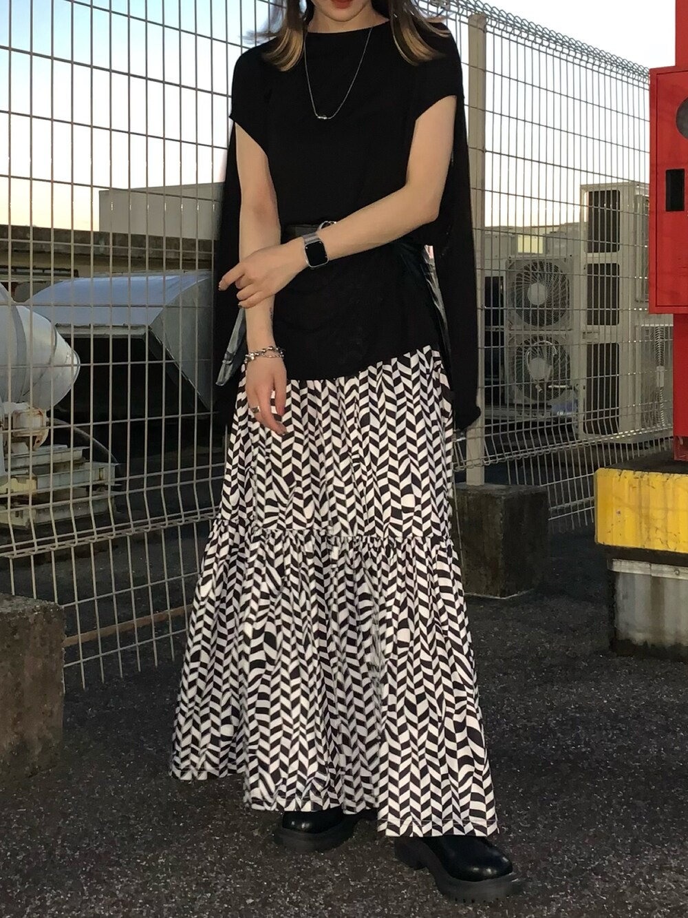 その他のスカート、ブラック系のTシャツ/カットソー、ブラック系のベルトを着用したレディースの秋コーディネートの2枚目の写真