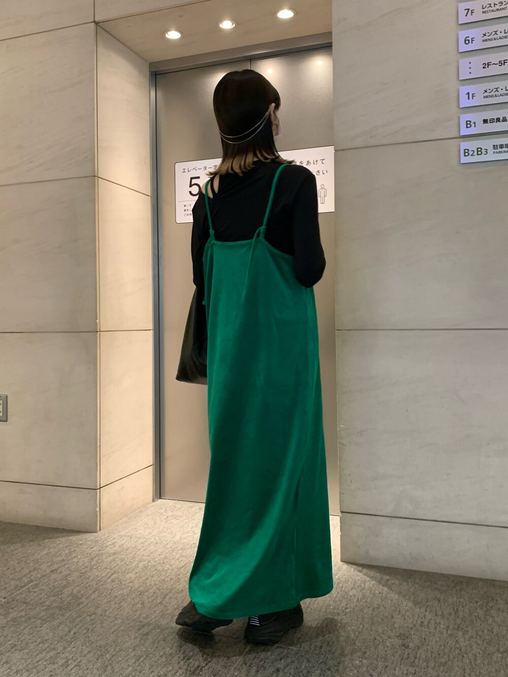 ブラック系のハンドバッグ、グリーン系のワンピース/ドレス、ブラック系のトップスを着用したレディースの秋コーディネートの3枚目の写真