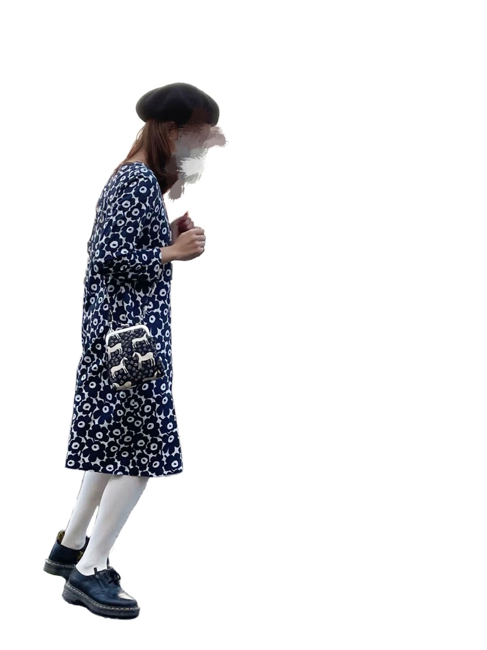 ブラック系のショルダーバッグ、ブルー系のワンピース、ブラック系のドレスシューズを着用したレディースの秋コーディネートの3枚目の写真