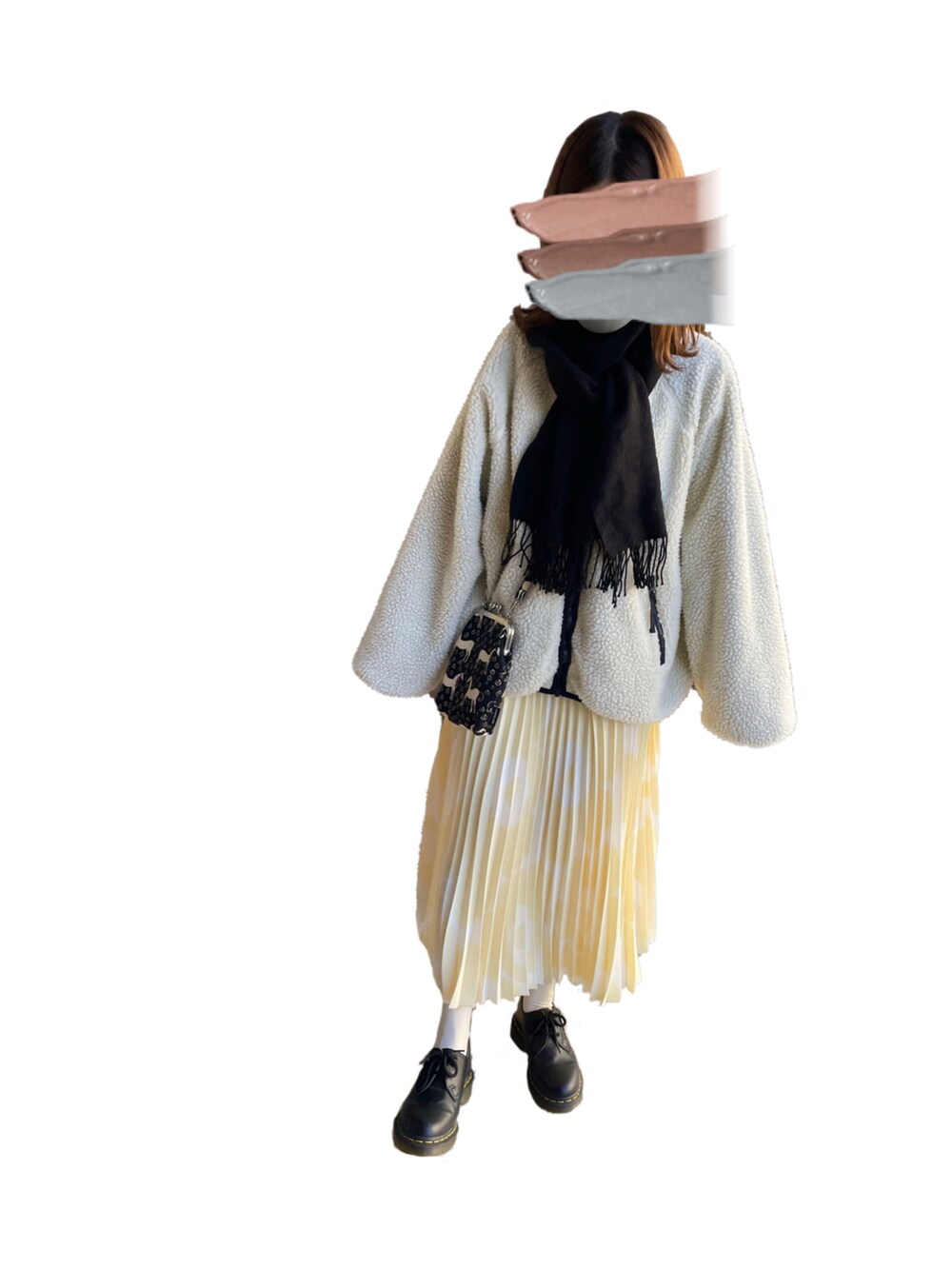 イエロー系のスカート、ブラック系のショルダーバッグ、ホワイト系のブルゾンを着用したレディースの春コーディネートの2枚目の写真