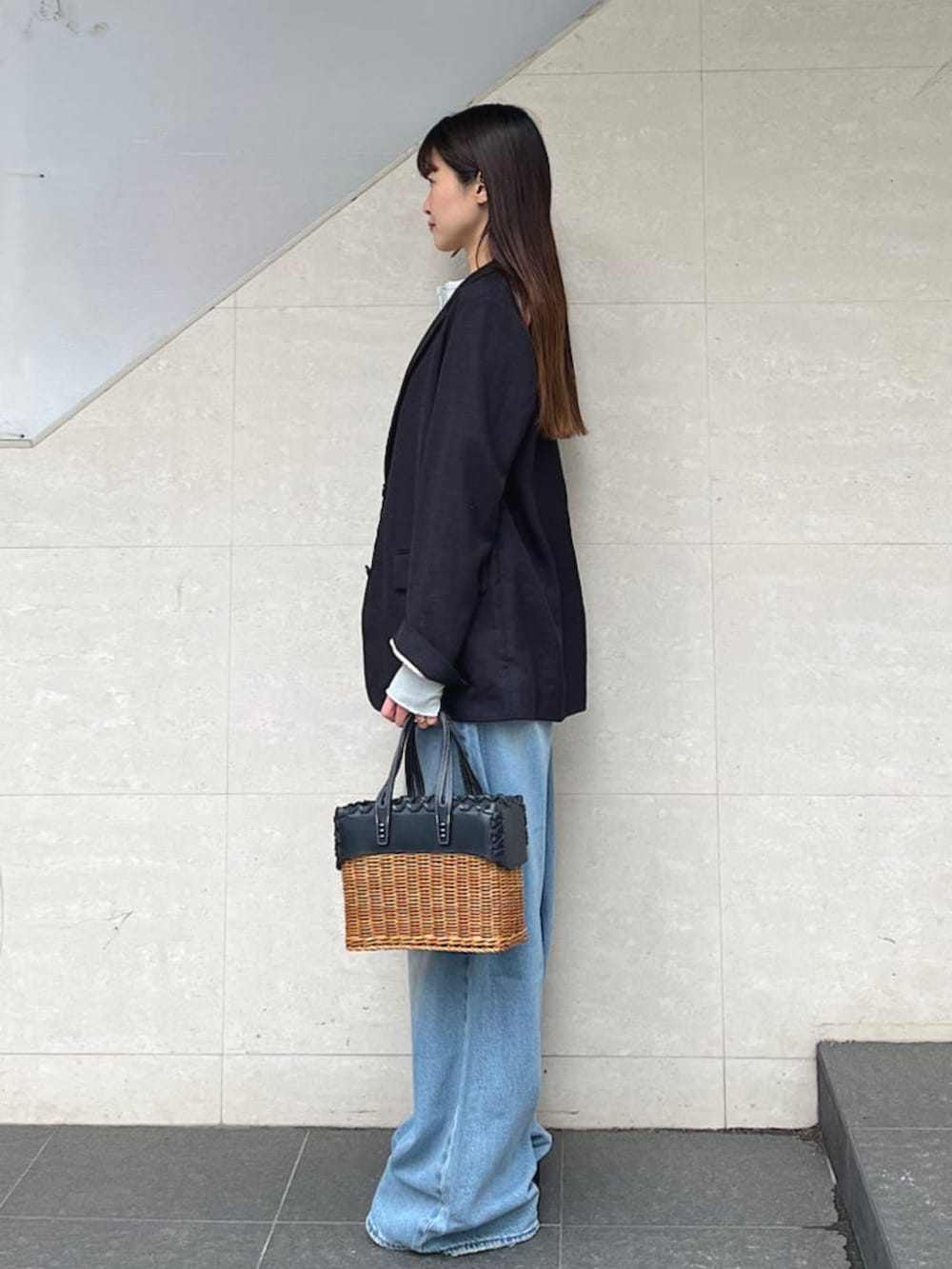 グリーン系のTシャツ/カットソー、ブルー系のテーラードジャケット、ブルー系のデニムパンツを着用したレディースの春コーディネートの2枚目の写真