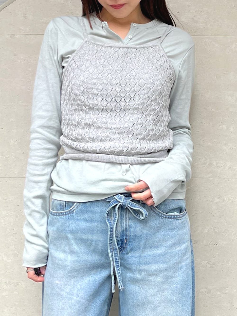 グリーン系のTシャツ/カットソー、ブルー系のテーラードジャケット、ブルー系のデニムパンツを着用したレディースの春コーディネートの3枚目の写真