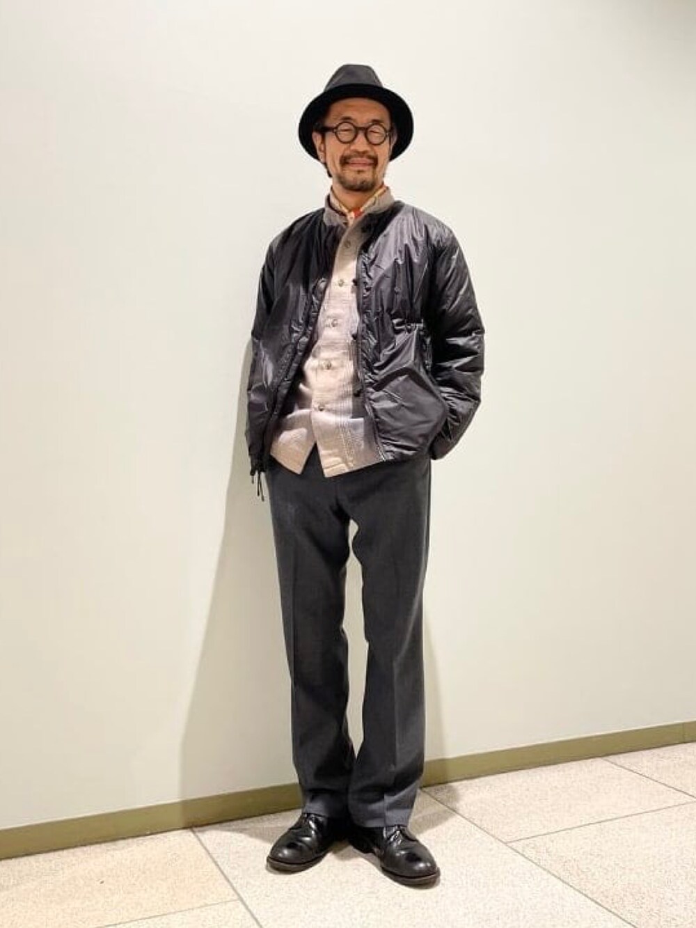 ブラック系のダウンジャケット/コートを着用したメンズの秋コーディネートの4枚目の写真