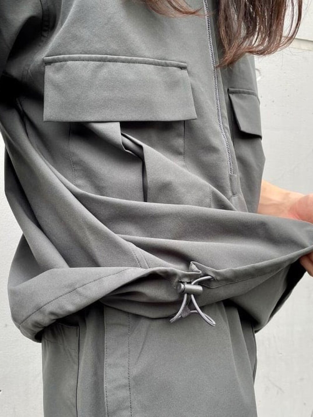 グレー系のシャツ/ブラウス、グレー系のその他パンツを着用したメンズの夏コーディネートの5枚目の写真