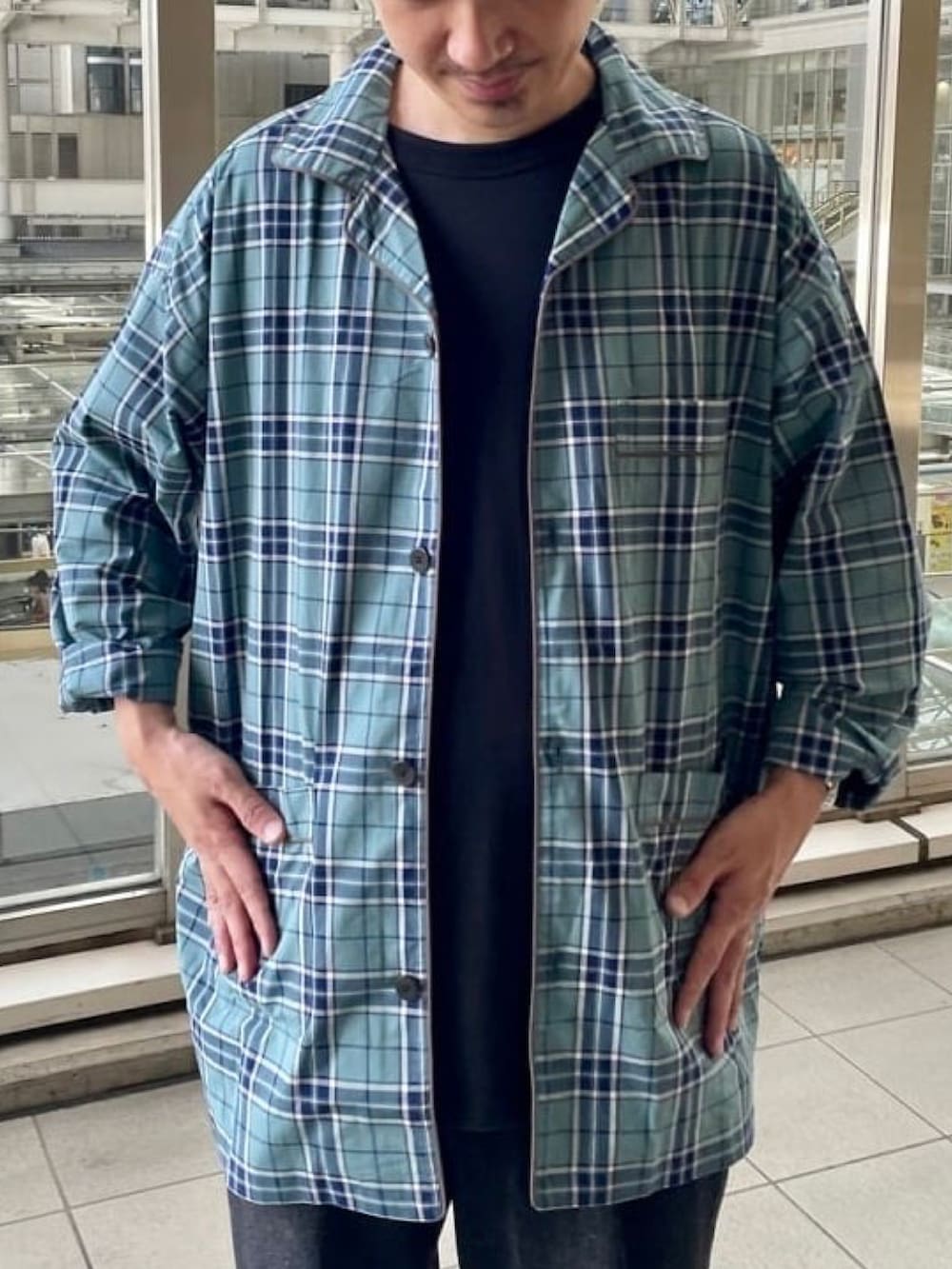 グリーン系のシャツ/ブラウス、ブラック系のTシャツ/カットソーを着用したメンズの秋コーディネートの4枚目の写真