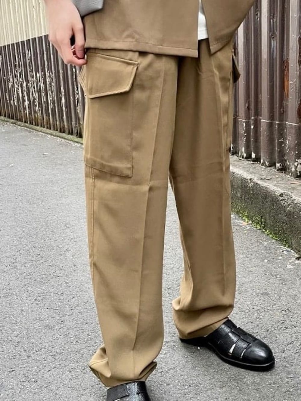グリーン系のシャツ/ブラウス、グリーン系のカーゴパンツ、ホワイト系のTシャツ/カットソーを着用したメンズの夏コーディネートの3枚目の写真