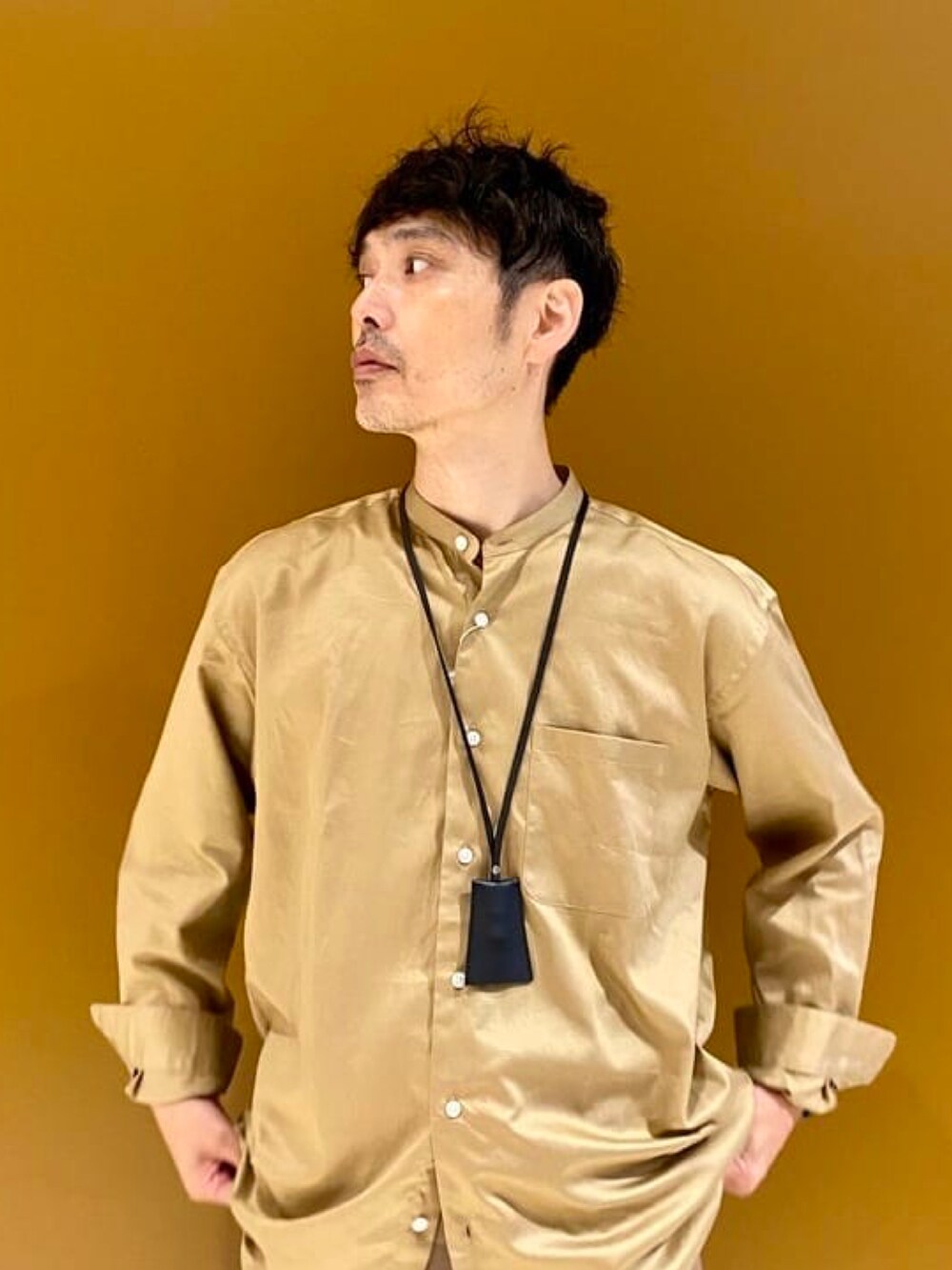 グリーン系のシャツ/ブラウス、ブラウン系のその他パンツを着用したメンズの夏コーディネートの4枚目の写真