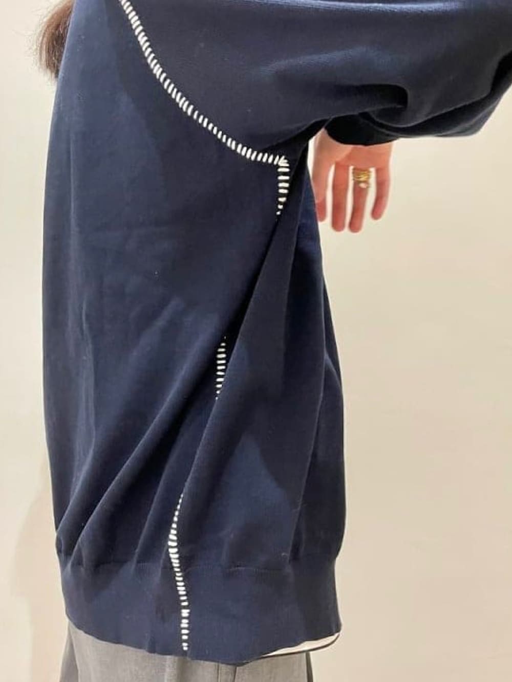 ブラック系のサンダル、グレー系のその他パンツ、ブルー系のカーディガン/ボレロを着用したメンズの春コーディネートの3枚目の写真