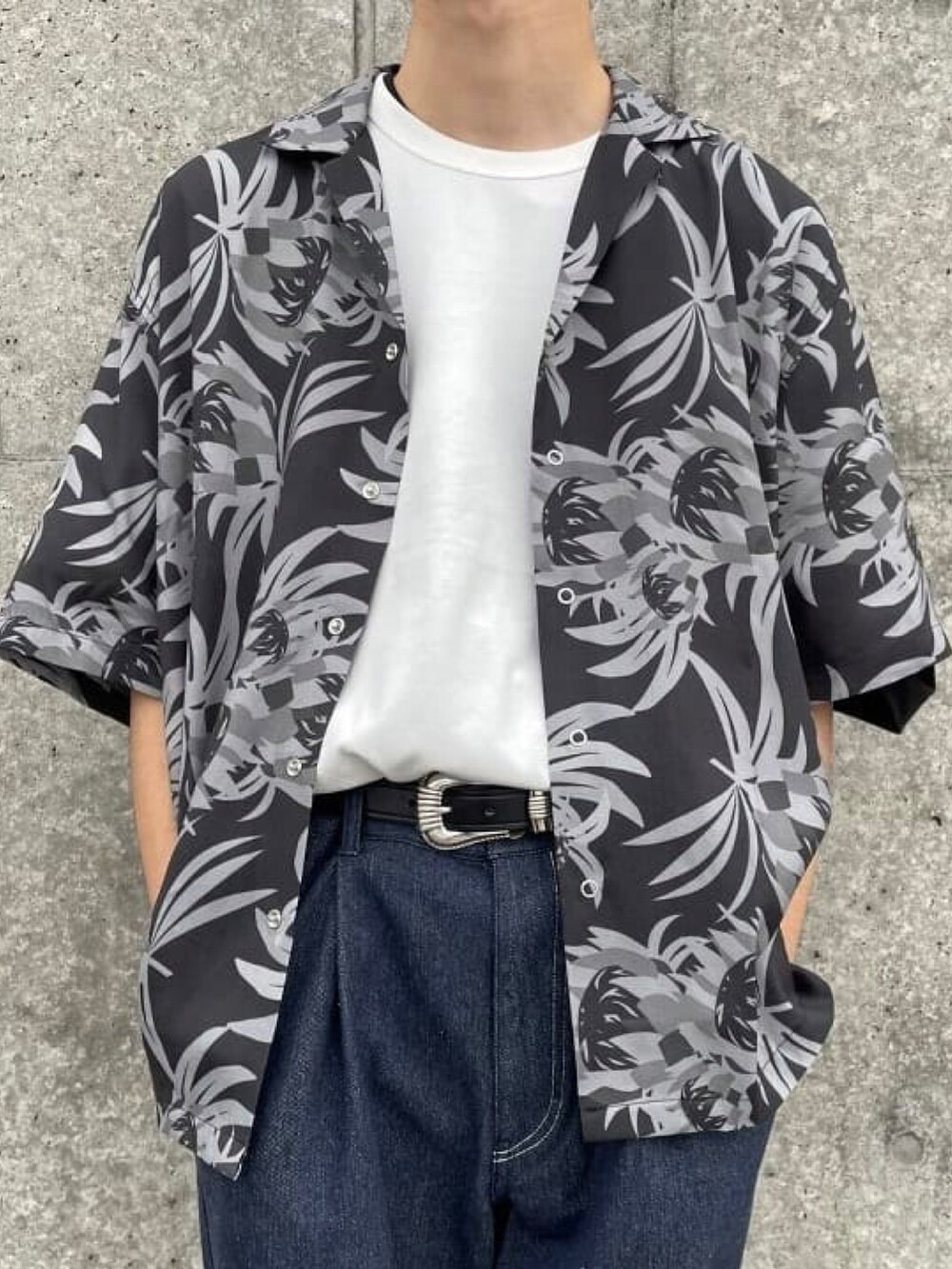 ブラック系のシャツ/ブラウス、ブルー系のデニムパンツ、ホワイト系のTシャツ/カットソーを着用したメンズの夏コーディネートの2枚目の写真