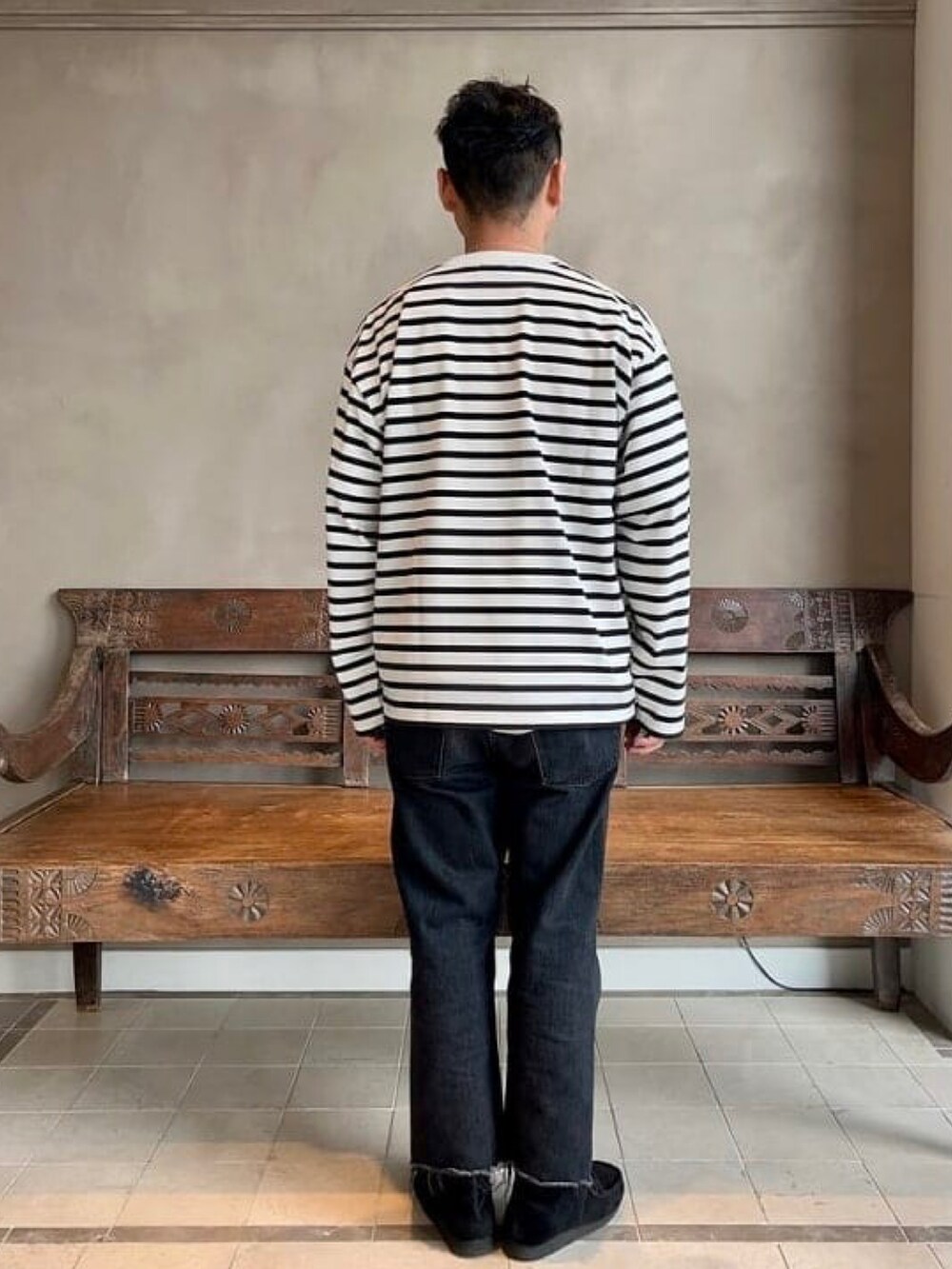 ホワイト系のTシャツ/カットソー、シルバー系のネックレスを着用したメンズの春コーディネートの3枚目の写真