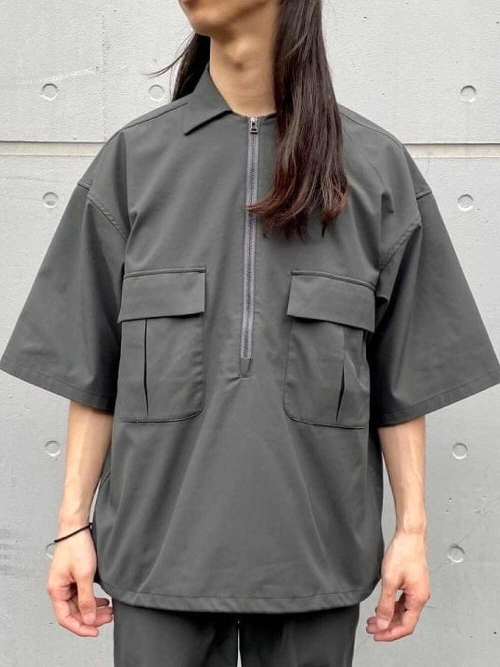 グレー系のシャツ/ブラウス、グレー系のその他パンツを着用したメンズの夏コーディネートの2枚目の写真