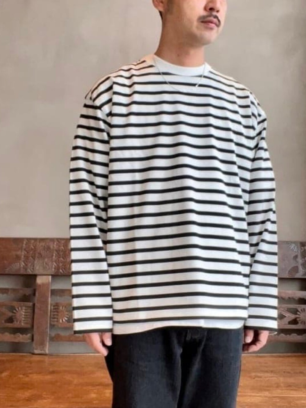 ホワイト系のTシャツ/カットソー、シルバー系のネックレスを着用したメンズの春コーディネートの4枚目の写真