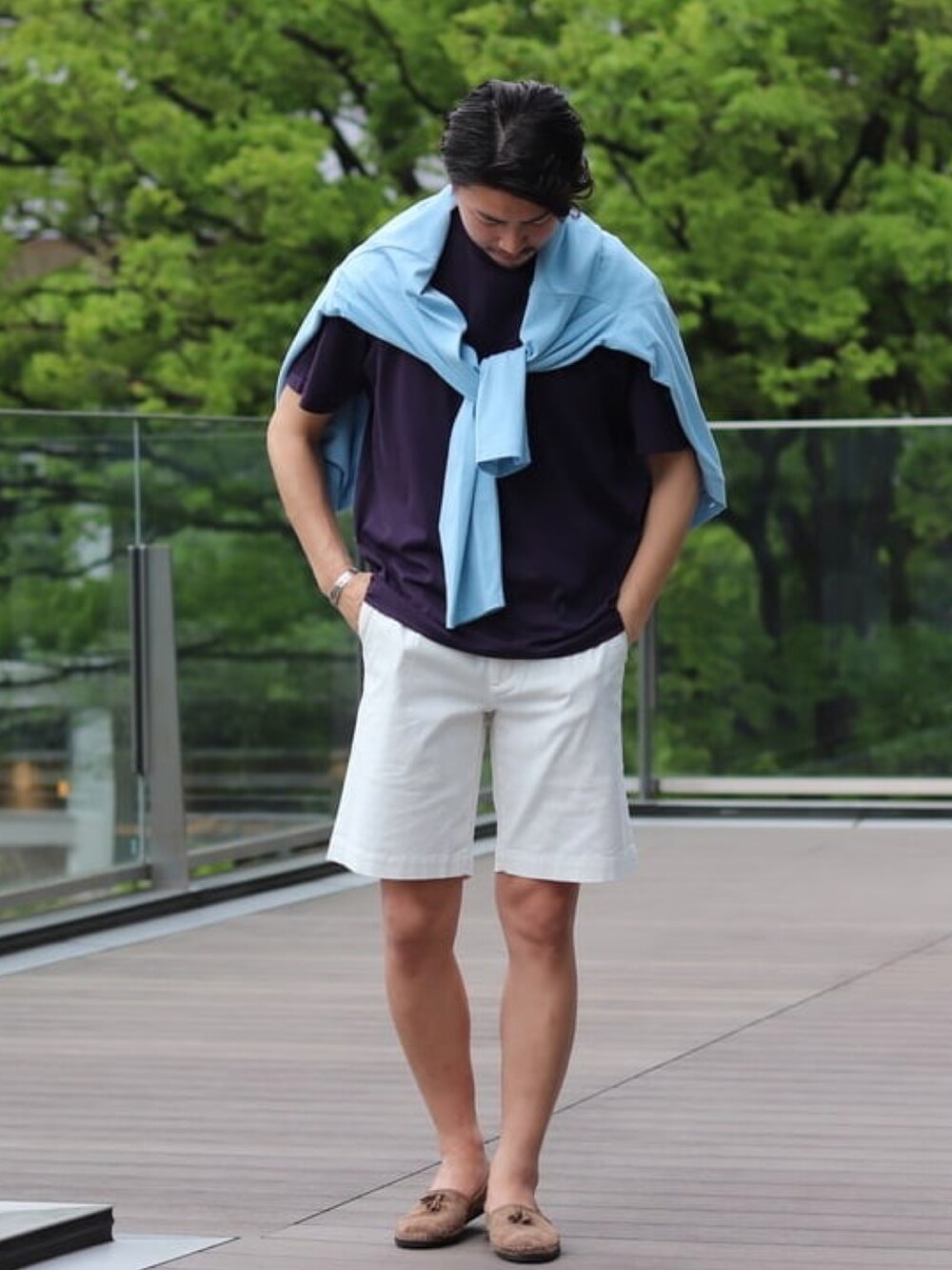 ブルー系のカーディガン/ボレロ、パープル系のTシャツ/カットソーを着用したメンズの春コーディネートの2枚目の写真