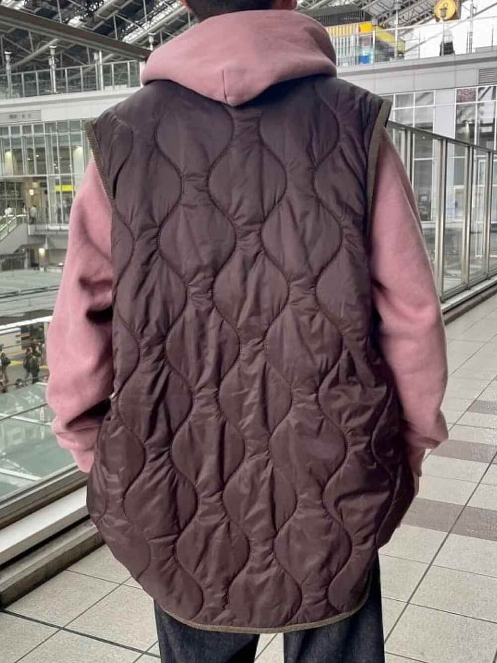 ブラウン系のベストを着用したメンズの冬コーディネートの5枚目の写真