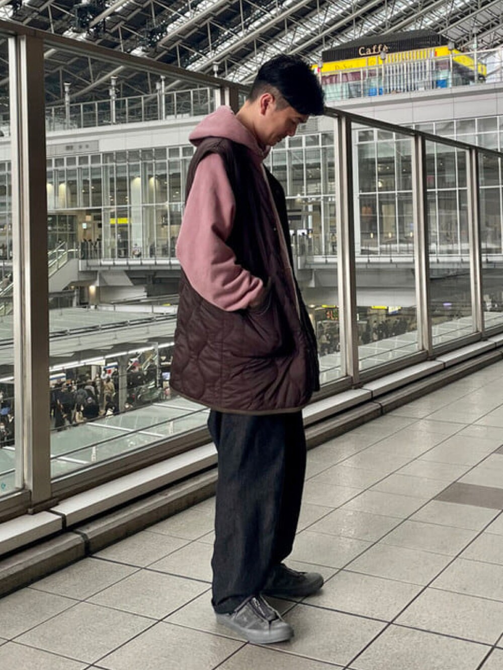 ブラウン系のベストを着用したメンズの冬コーディネートの3枚目の写真